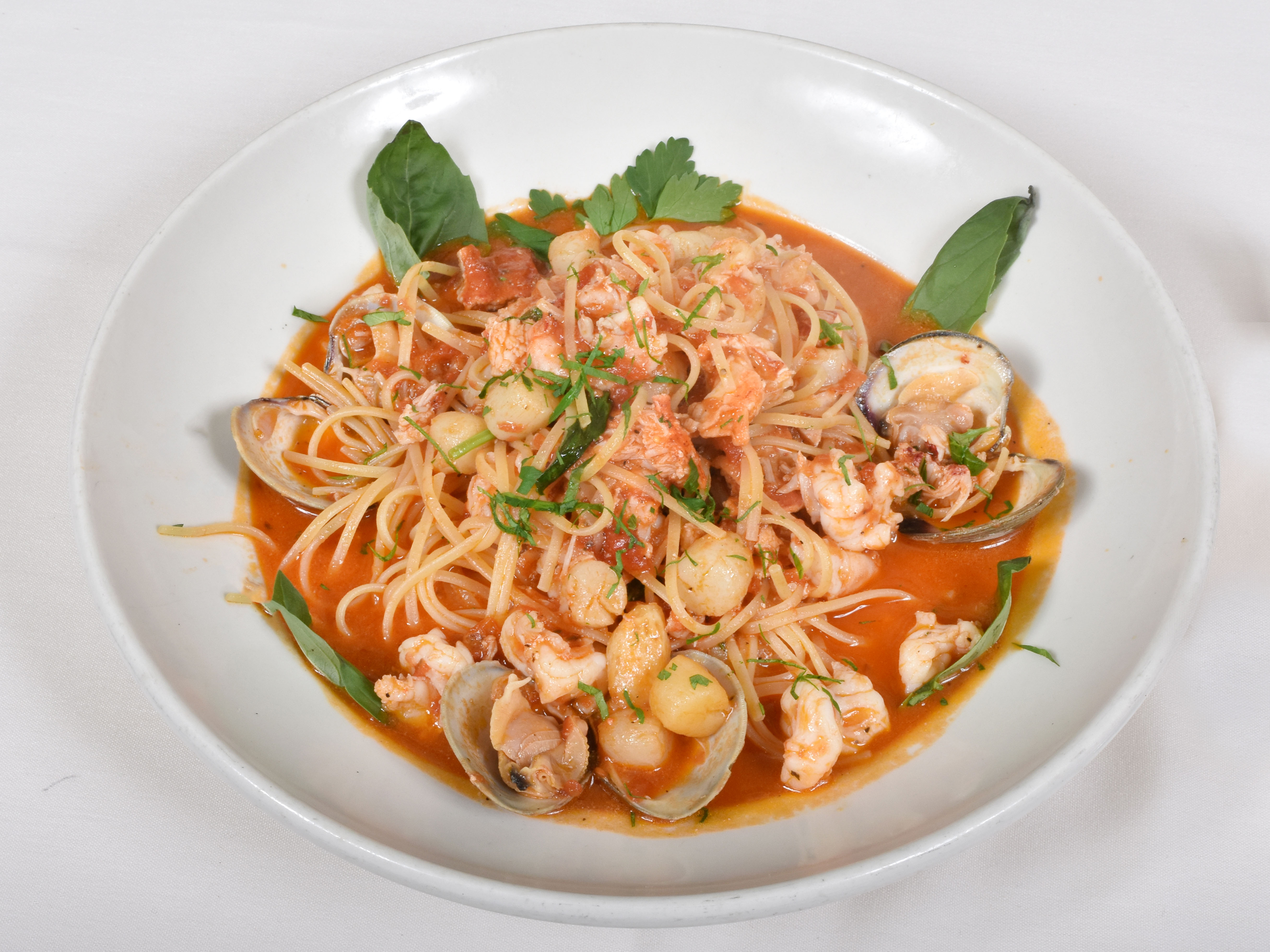 Order Linguine con Vongole food online from Polpo Restaurant store, Greenwich on bringmethat.com