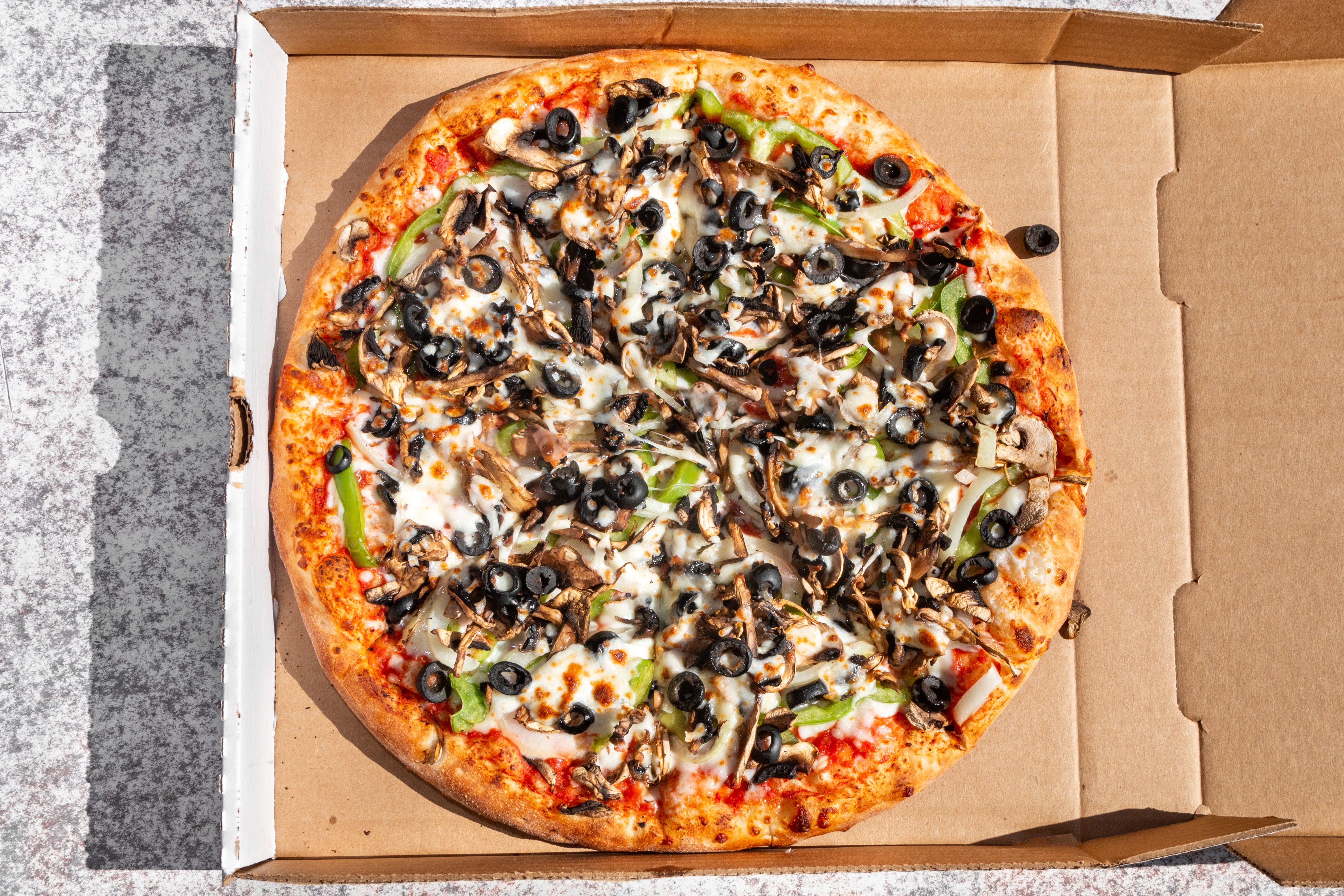 Order Vegetarian Pizza - Small 10'' (6 Slices) food online from Pizzamania store, Los Angeles on bringmethat.com