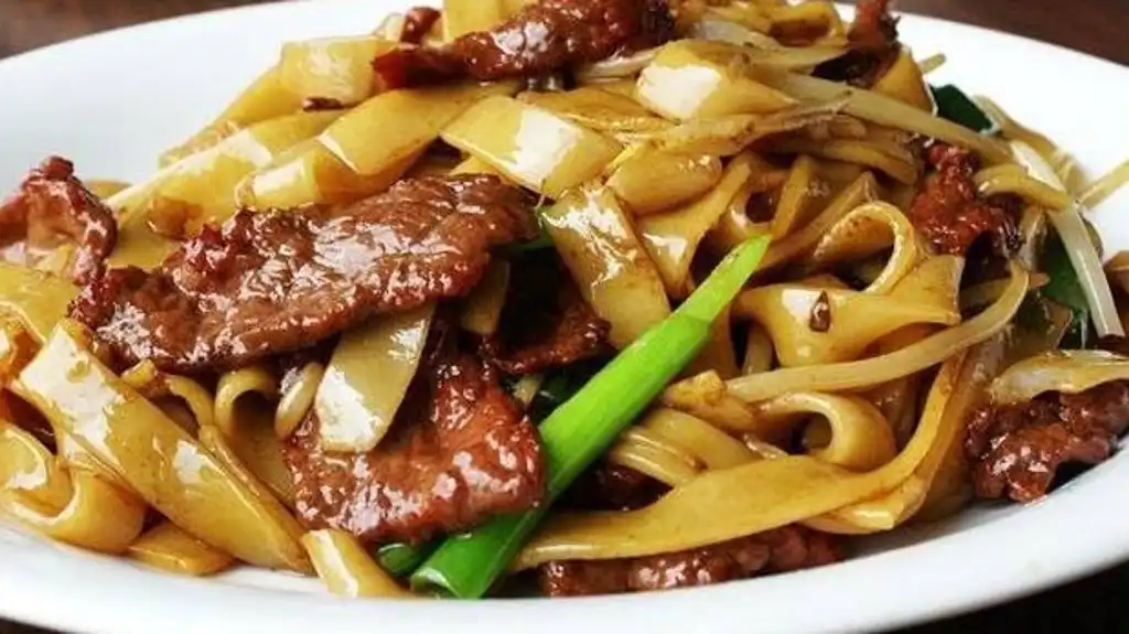 Order Beef Chow Ho Fun food online from Sun Sun Restaurant store, Cleveland on bringmethat.com