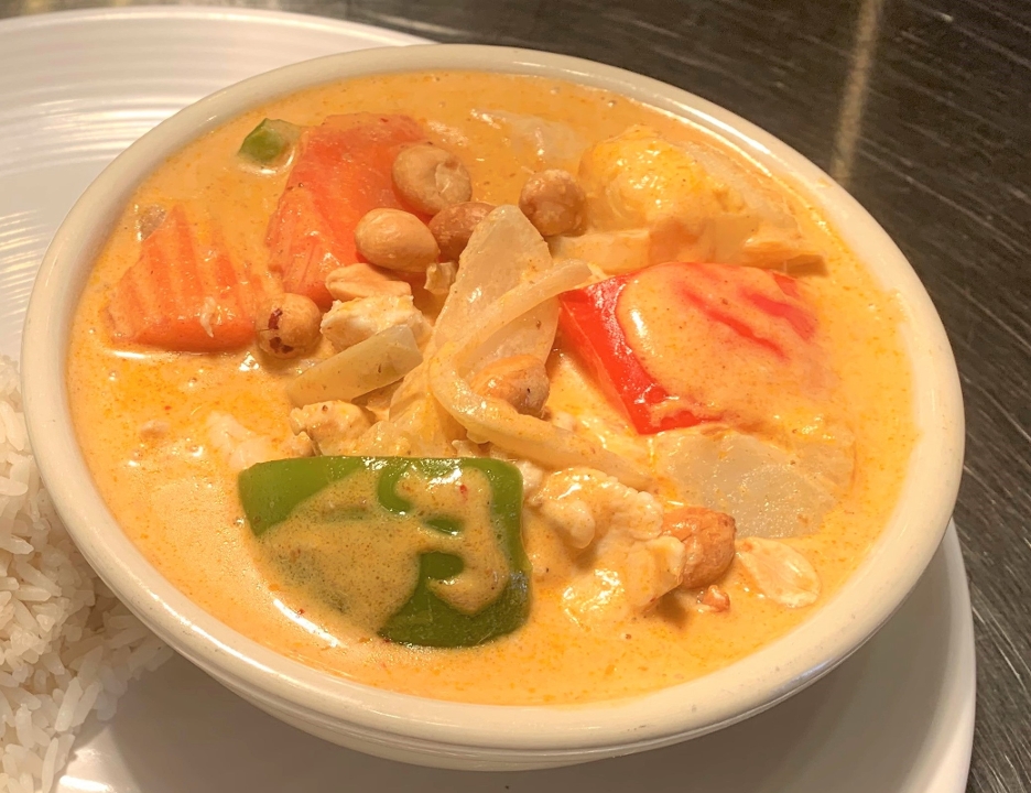 Order #.4 Massaman Curry food online from Family Thais Asian Bistro store, Dallas on bringmethat.com