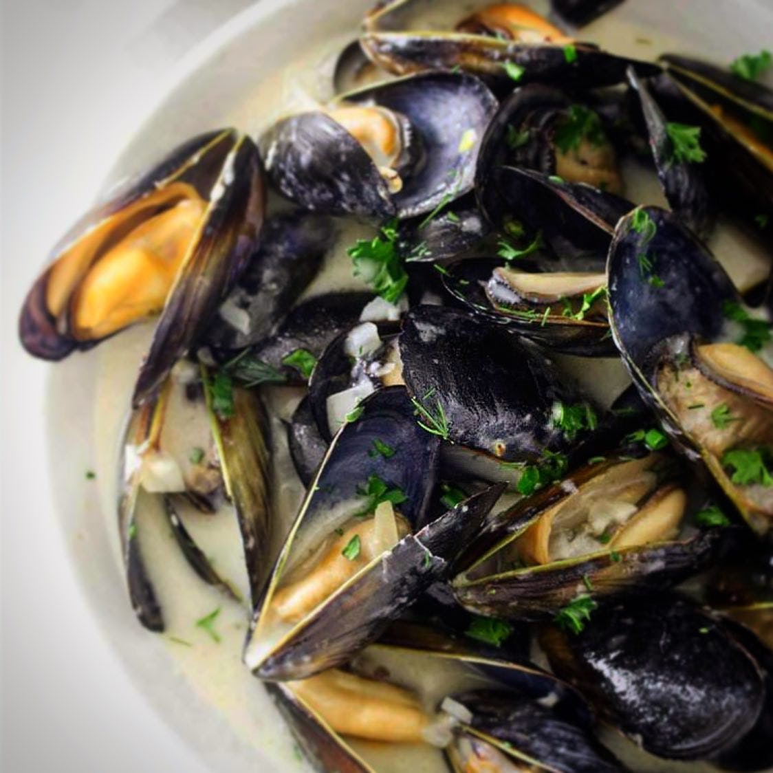 Order White Mussels - Entree food online from Franzone's Pizzeria, Restaurant & Sports Bar store, Conshohocken on bringmethat.com