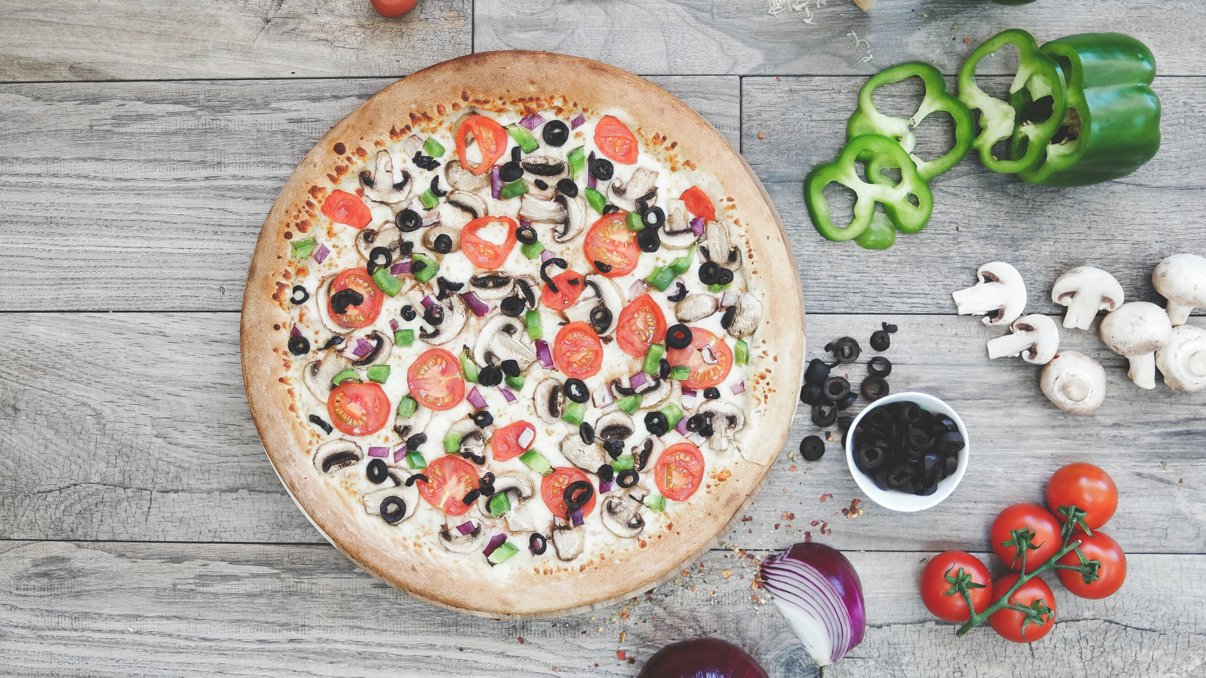 Order Veggie Pizza food online from Fast 5 Pizza store, Riverside on bringmethat.com