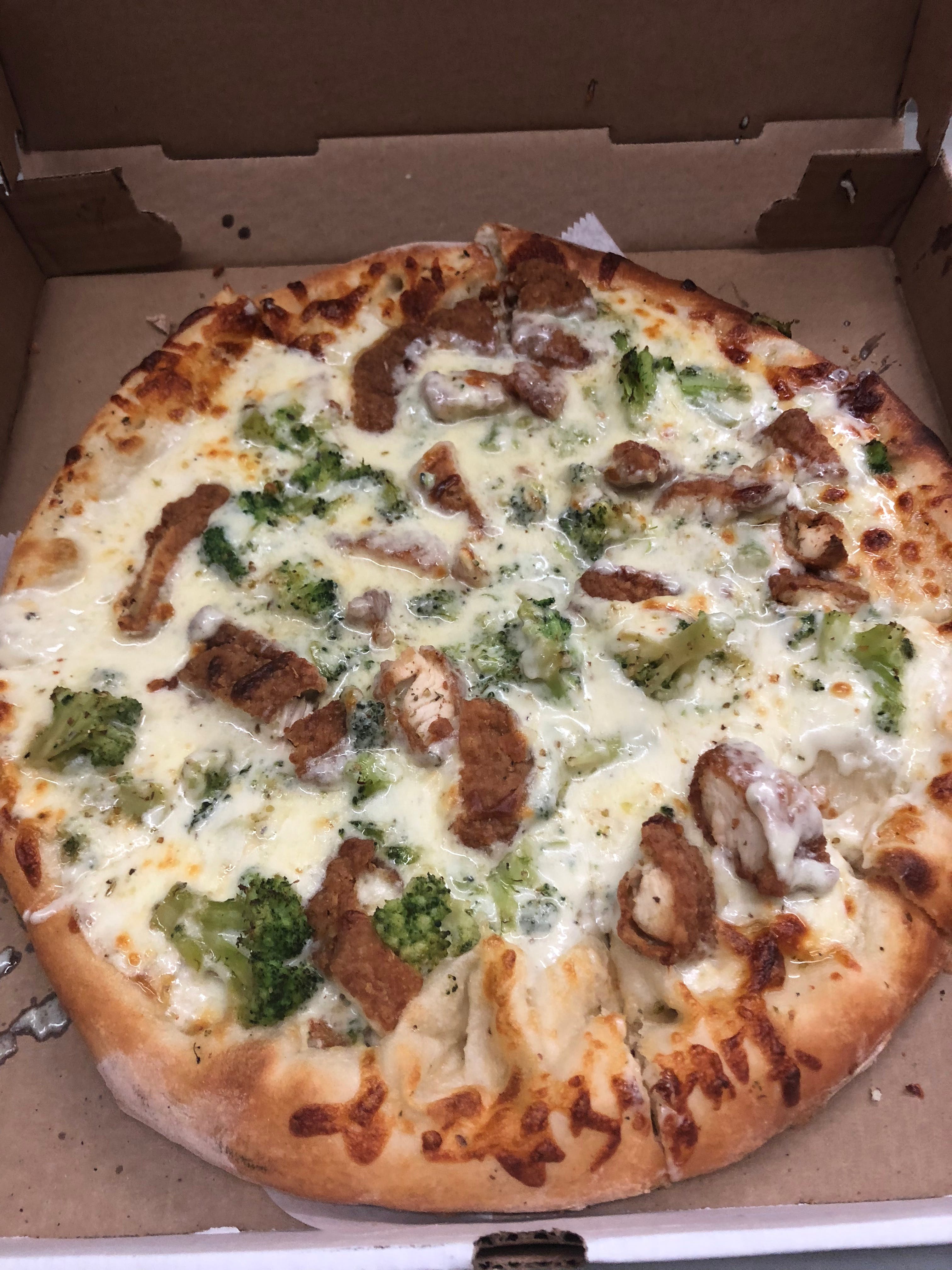 Order Chicken & Broccoli Alfredo Pizza - Large 15" food online from Lido Cafe store, Lynn on bringmethat.com