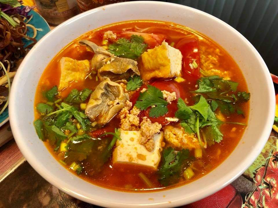Order Crabmeat, Tomatoes & Snails Noodle Soup- Bun Rieu Oc food online from Tuyet Mai store, San Francisco on bringmethat.com