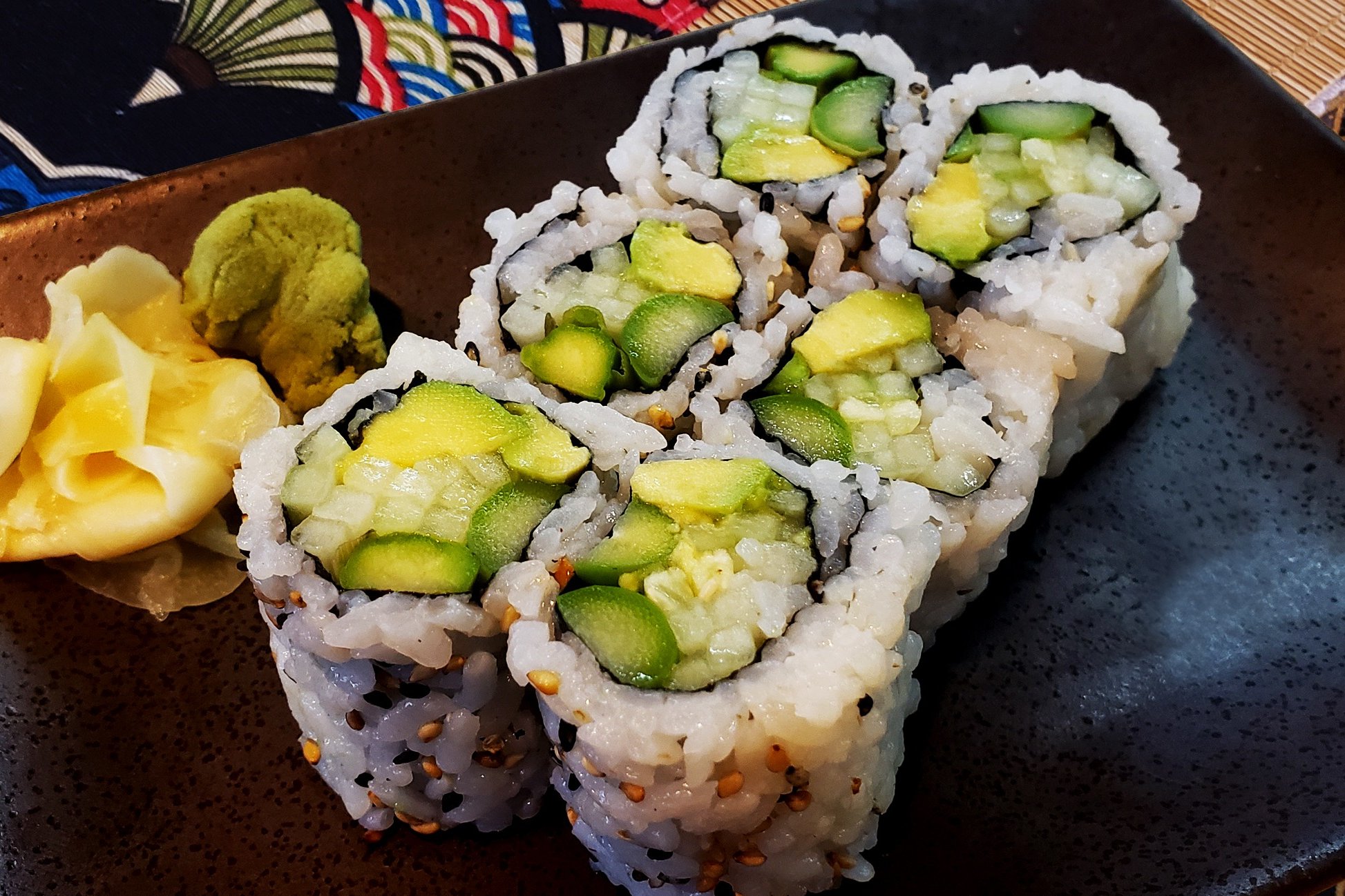 Order Green Roll food online from Chiwa Bistro store, Newark on bringmethat.com
