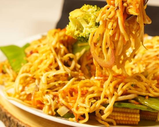 Order Lo Mein food online from Inchin Bamboo Garden store, North Olmsted on bringmethat.com