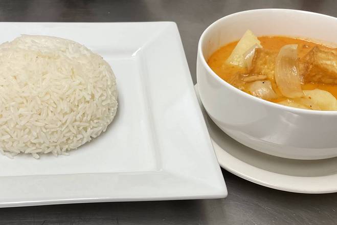 Order Massama Curry food online from Thong's Authentic Thai Restaurant store, Green Bay on bringmethat.com