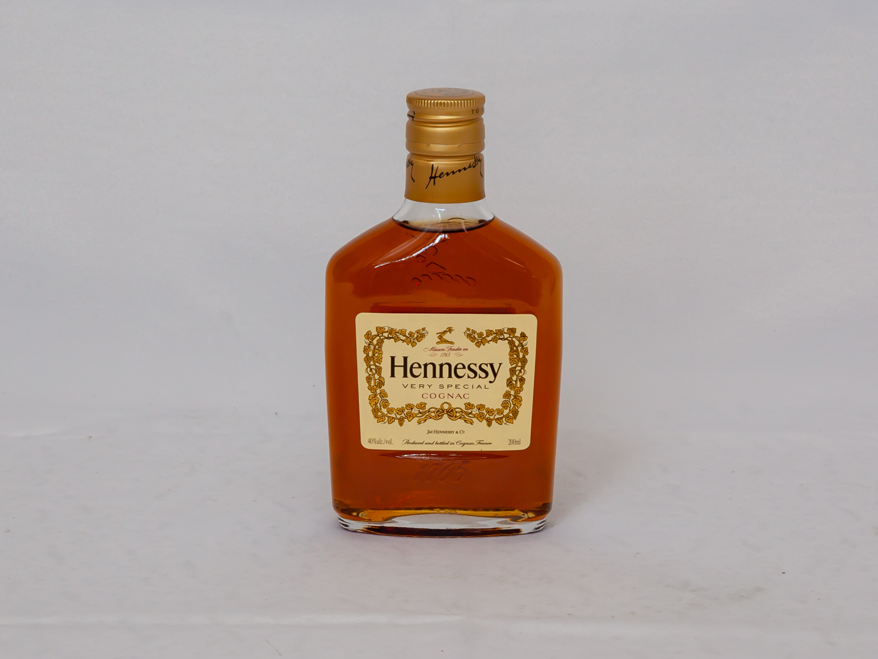Order Hennessy Cognac 200 mL Liquor food online from Country Club Hills Food And Liquor store, Country Club Hills on bringmethat.com