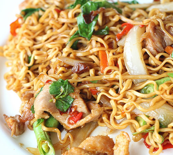 Order Spicy Chow Mein food online from Thai Fiesta Cafe store, Paramount on bringmethat.com
