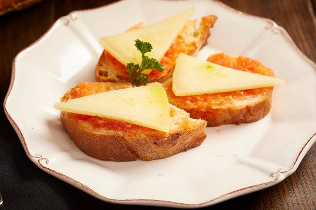 Order Pan con Tomate y Queso Manchego food online from Bodega Spanish Tapas & Lounge store, Washington on bringmethat.com