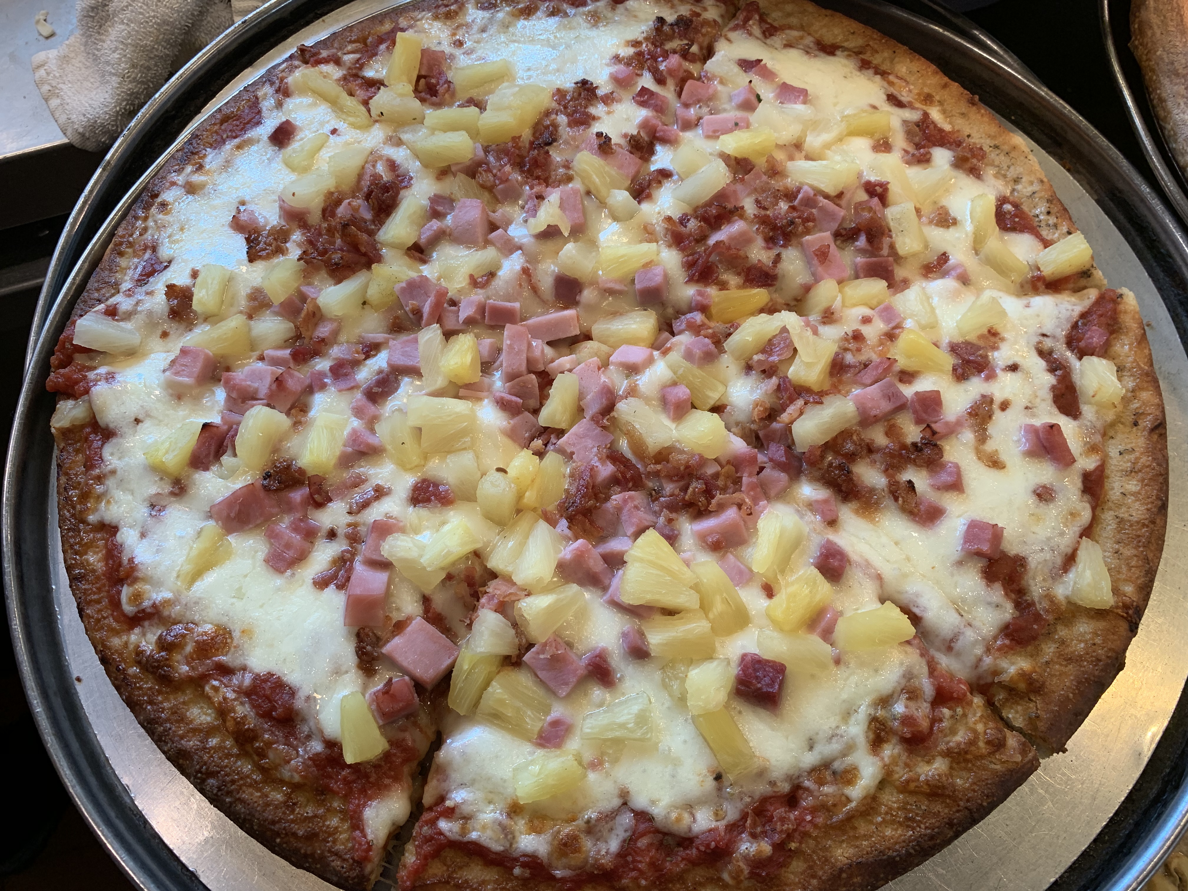 Order Hawaiian Pizza food online from Sbarro store, Wilmington on bringmethat.com
