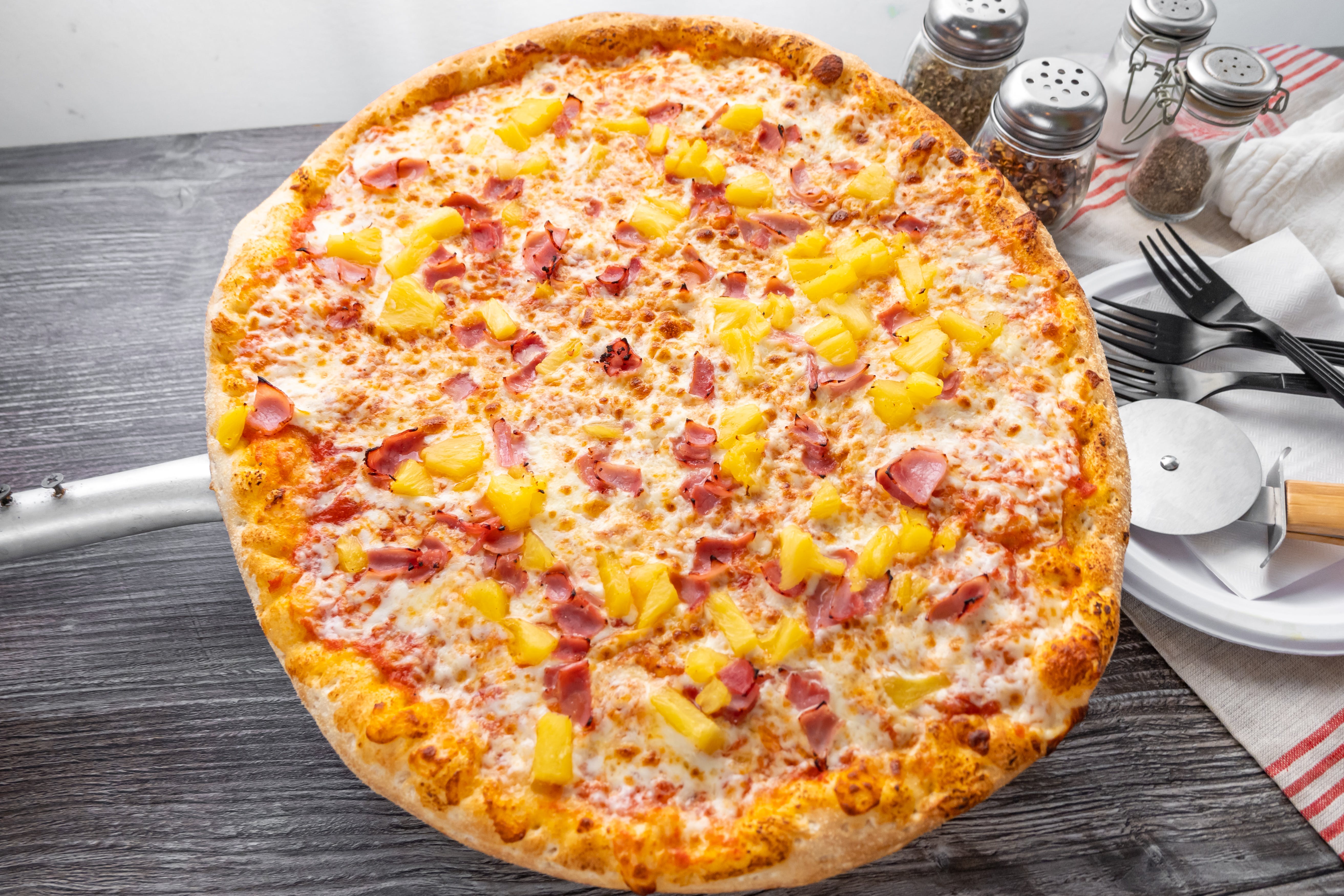 Order Hawaiian Pizza - Medium 12'' food online from Firepit Pizzeria & Grill store, Springfield on bringmethat.com