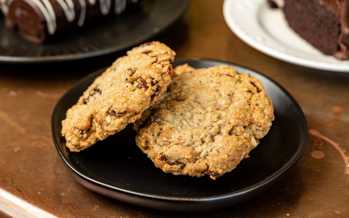 Order Oatmeal Cookie Large food online from Aux Delices store, Darien on bringmethat.com