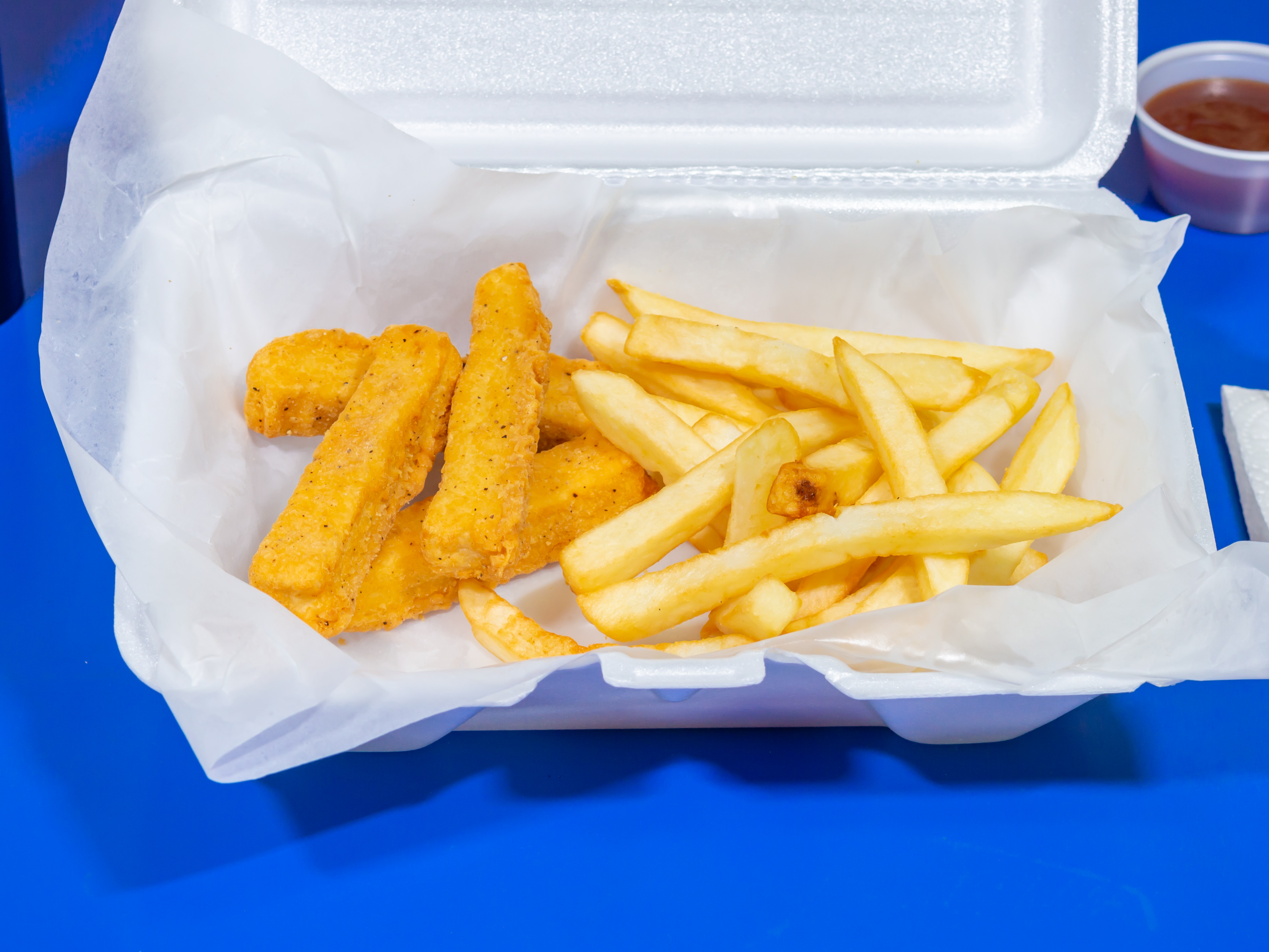 Order 3 Chicken Strips with Fries food online from Doeboys Taste Of Chicago store, Kilgore on bringmethat.com