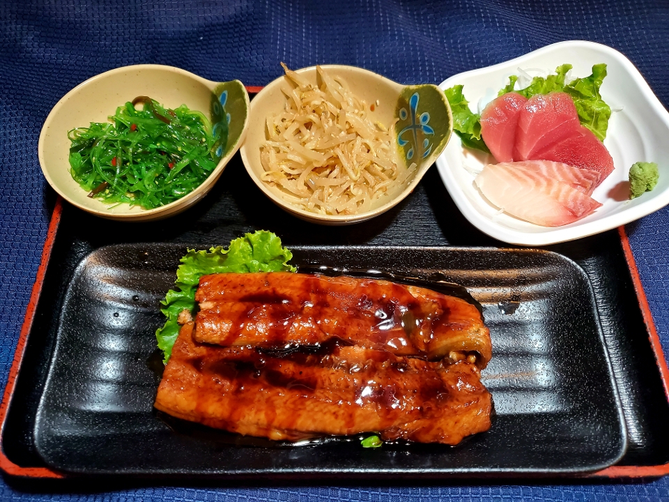 Order Unagi Kabayaki with Sashimi (Dinner) food online from Taiko Japanese Restaurant store, Irvine on bringmethat.com