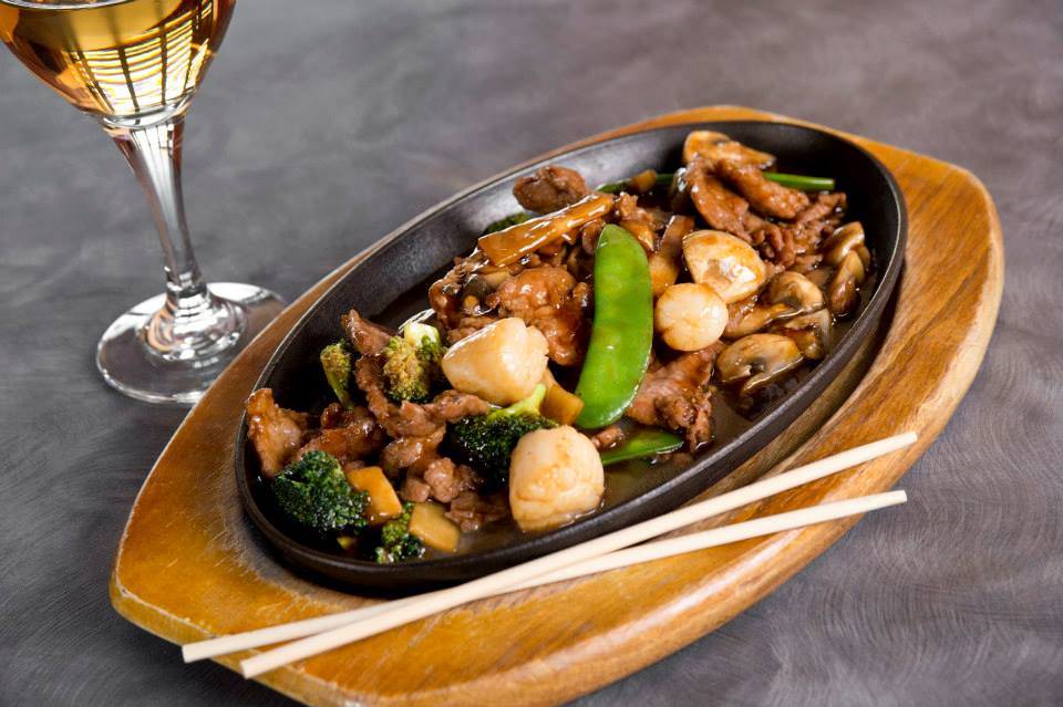 Order J12. Sizzling Beef and Scallops food online from Jasmine Chinese & Asian Cafe store, Lone Tree on bringmethat.com