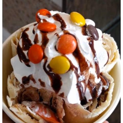 Order #19. Reese's Cup Roll Ice Cream food online from Oma'oma'o Poke & Sushi store, Omaha on bringmethat.com