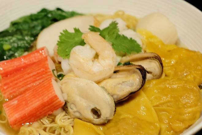 Order 37. Seafood Wonton Noodles food online from Noodle World store, San Marino on bringmethat.com