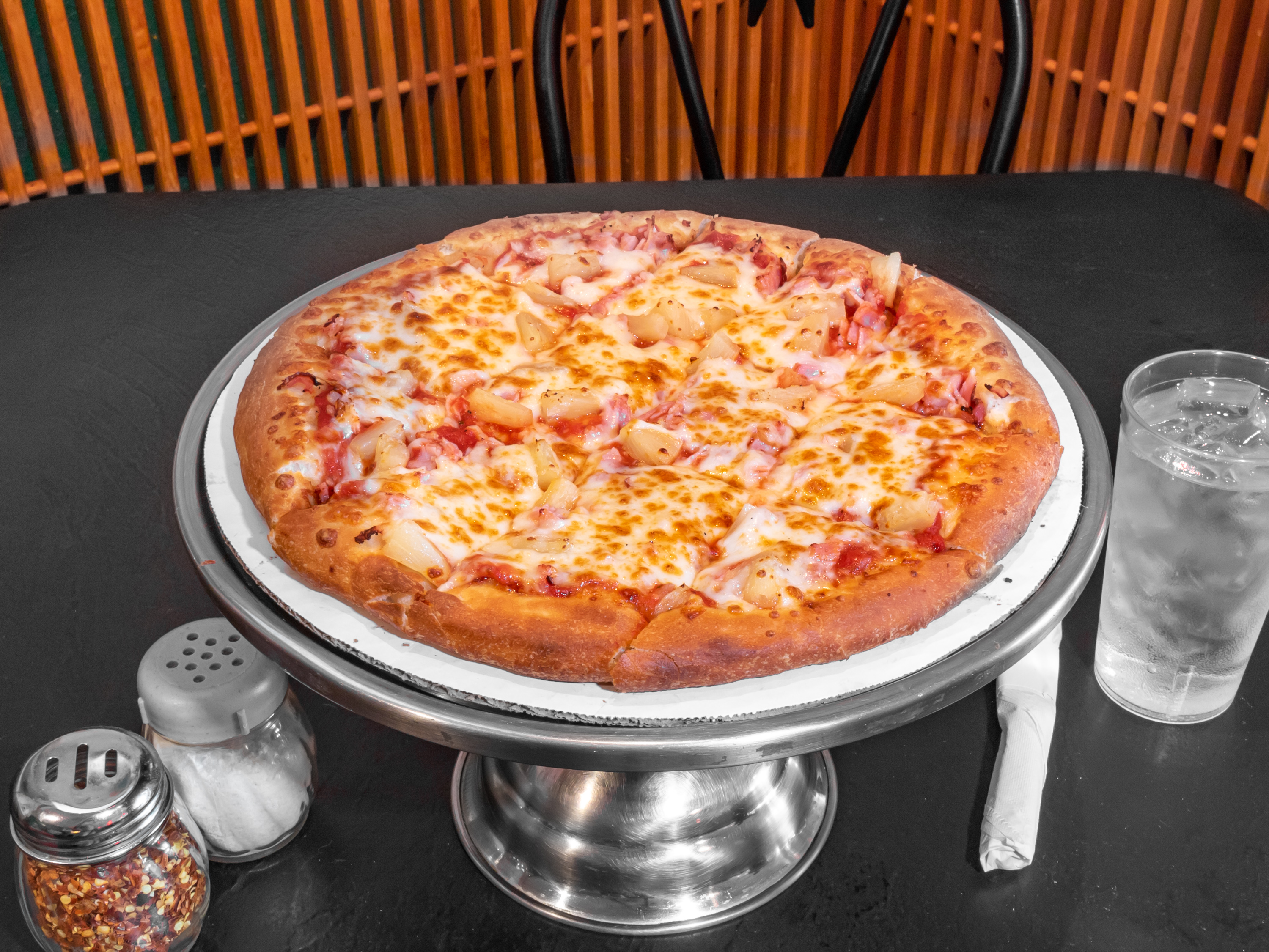 Order Hawaiian Delight Pizza  food online from Mancinos Pizza & Grinders store, Fond Du Lac on bringmethat.com