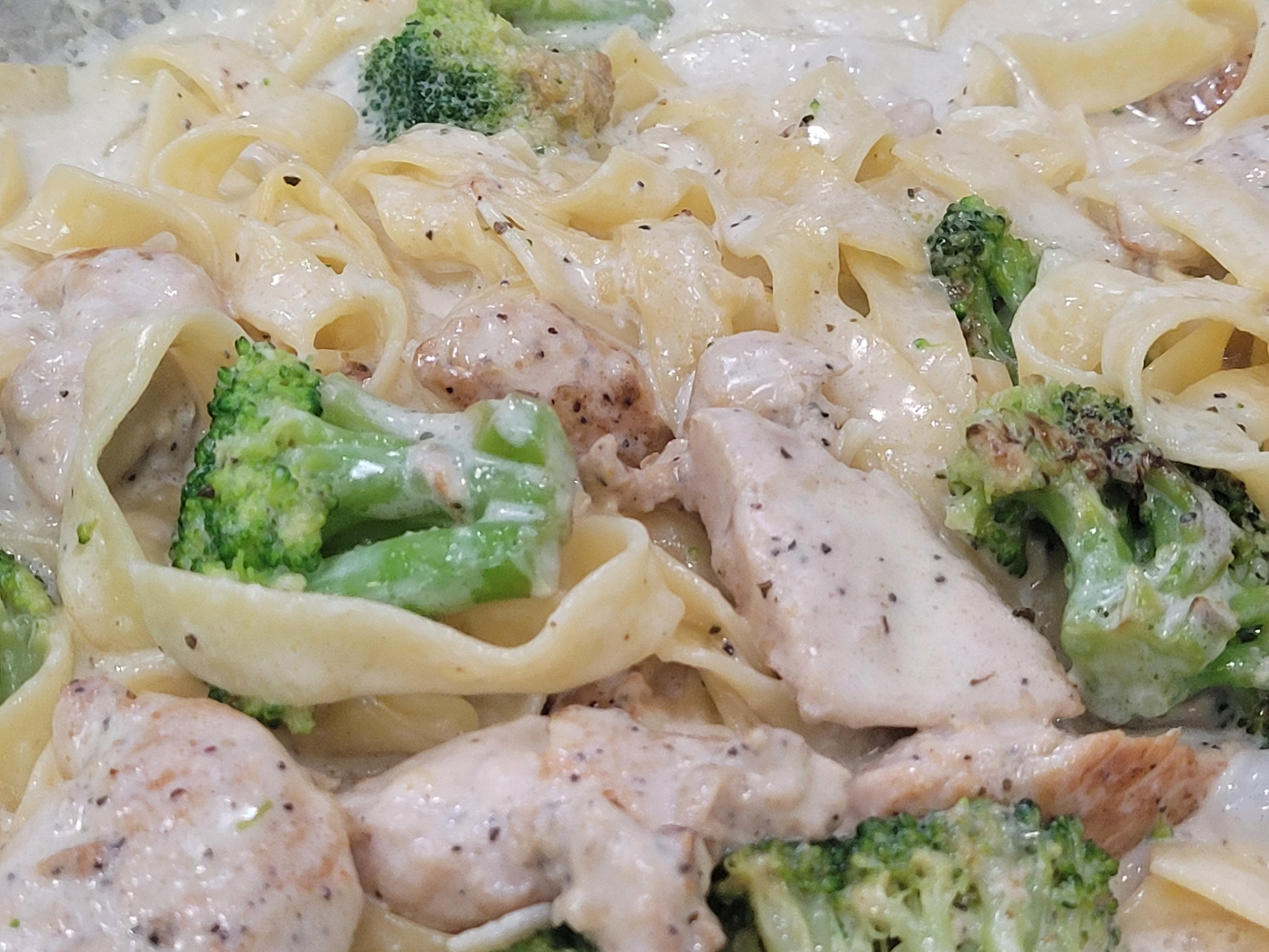 Order Chicken Broccoli Alfredo food online from Illianos Pizza store, Clemmons on bringmethat.com