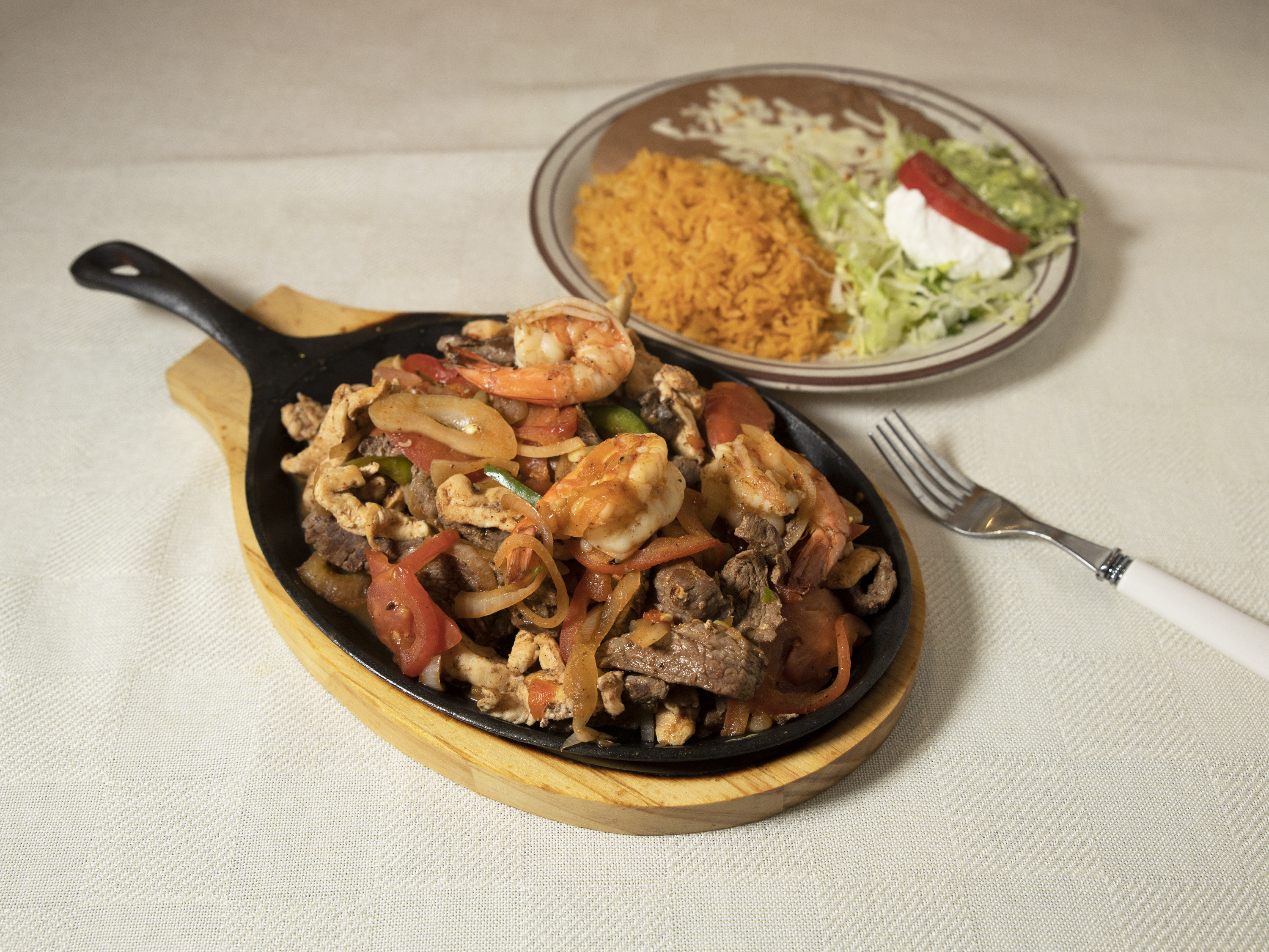 Order 61. Combination Fajitas food online from El Tapatio Mexican Restaurant store, Wilmington on bringmethat.com