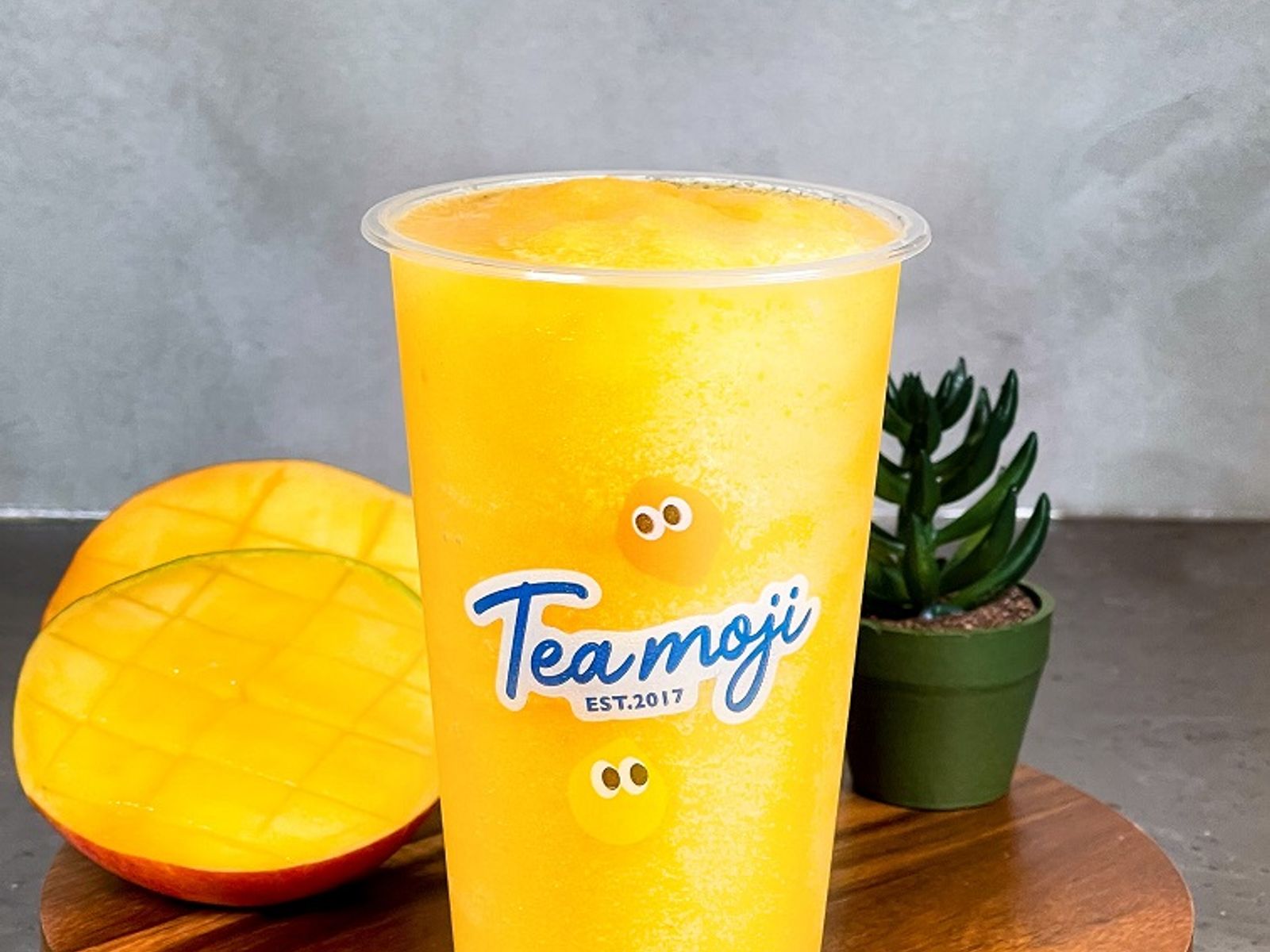 Order D4 Fresh Mango Smoothie D4 香芒冰沙 food online from Teamoji store, Champaign on bringmethat.com