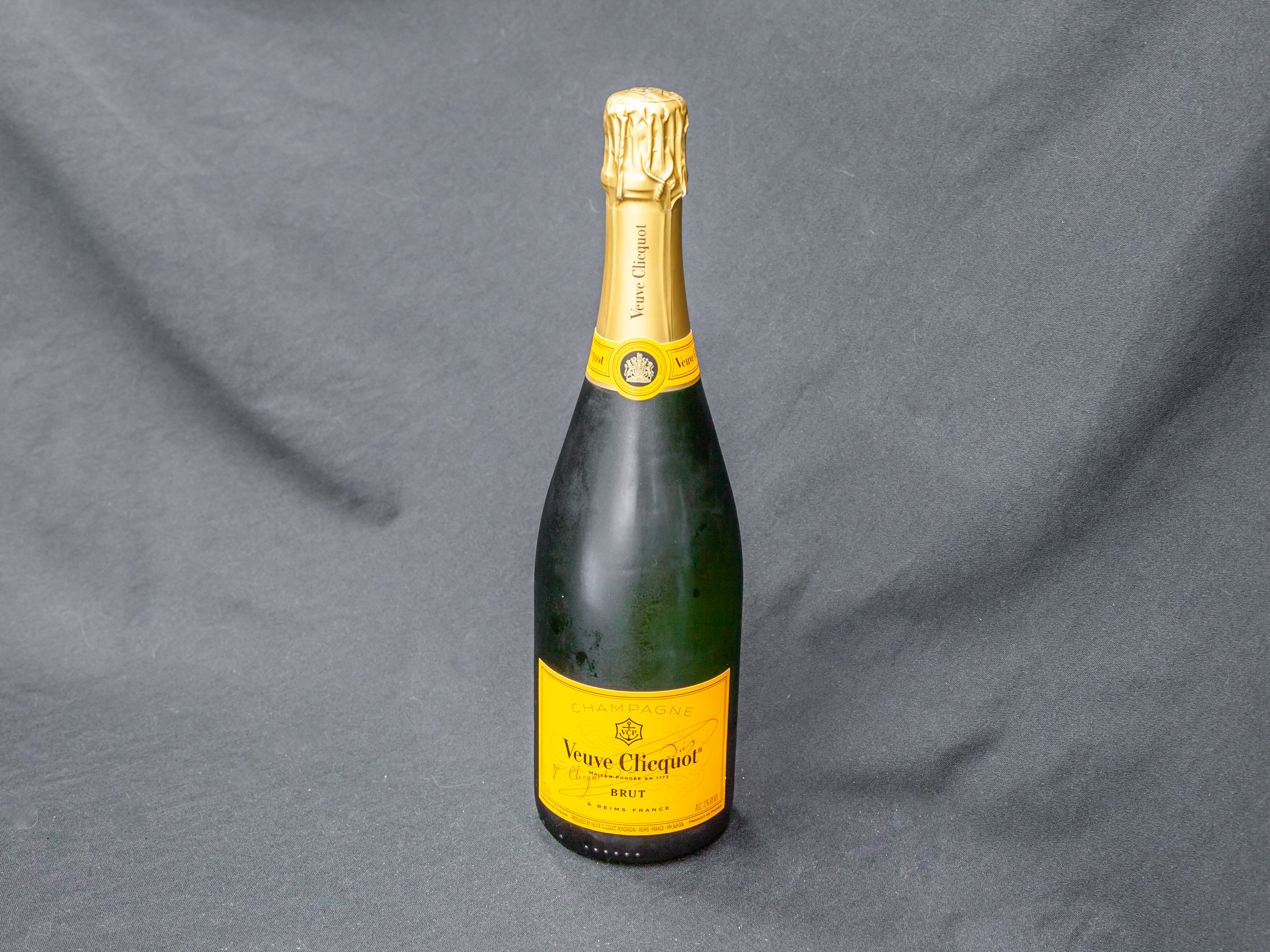 Order Veuve Clicquot Brut Yellow Label, 750 ml. Champagne food online from White Horse Liquors store, Oakland on bringmethat.com