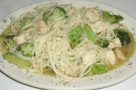 Order Linguine with Chicken and Broccoli food online from Francesco Bros Pizzeria store, Bensenville on bringmethat.com