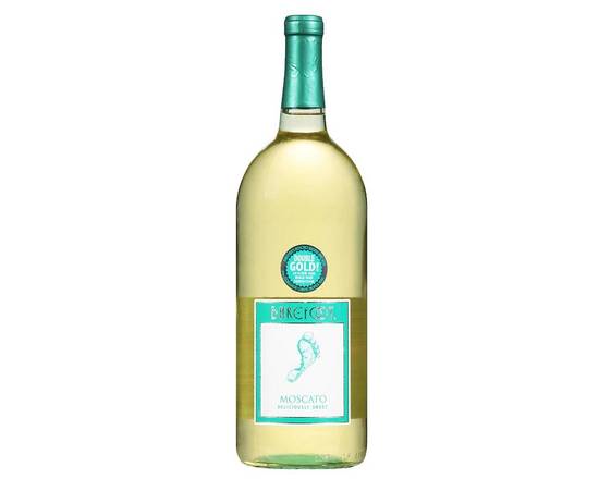Order Barefoot Cellars Moscato, 1.5L white wine (9.0% ABV) food online from NEWBRIDGE WINES & SPIRITS CORP store, Levittown on bringmethat.com