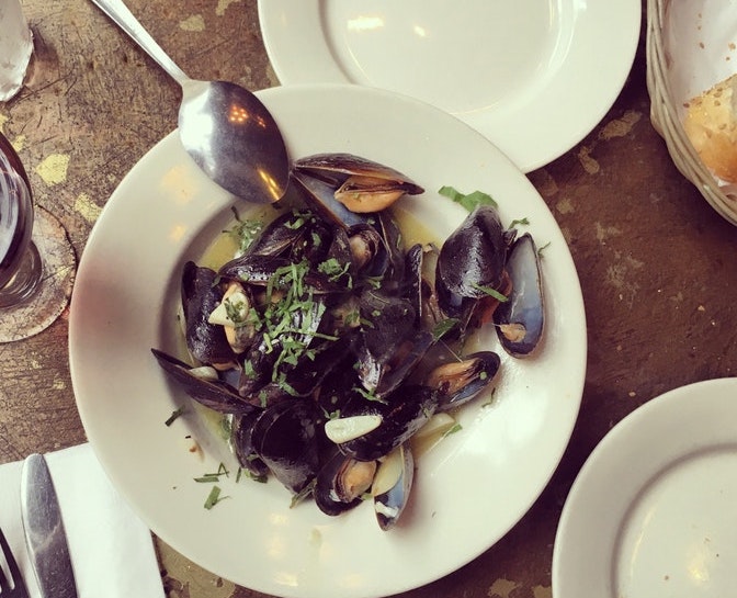 Order Mussels in Garlic and Oil Sauce food online from Don giovanni ristorante store, New York on bringmethat.com