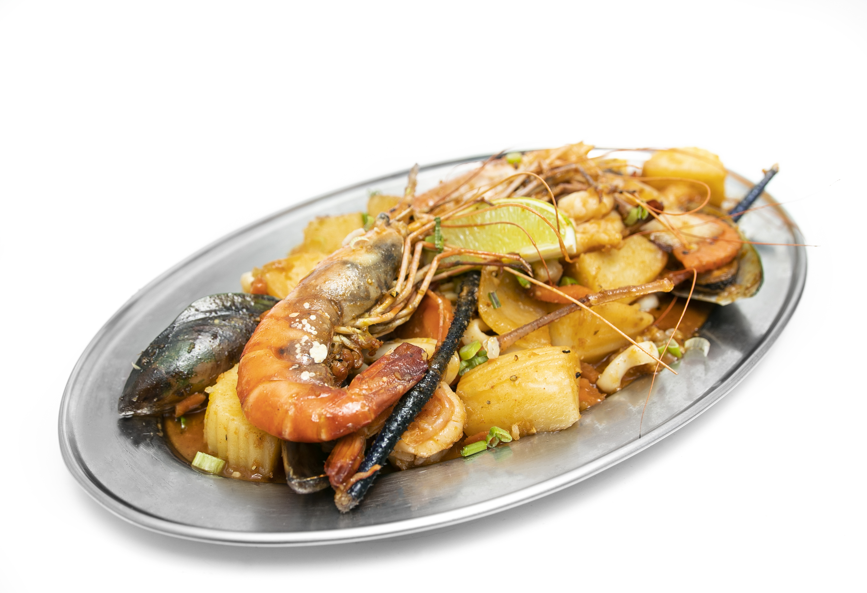 Order K4. Seafood Platter Special food online from SUROSS Thai Bistro store, New York on bringmethat.com