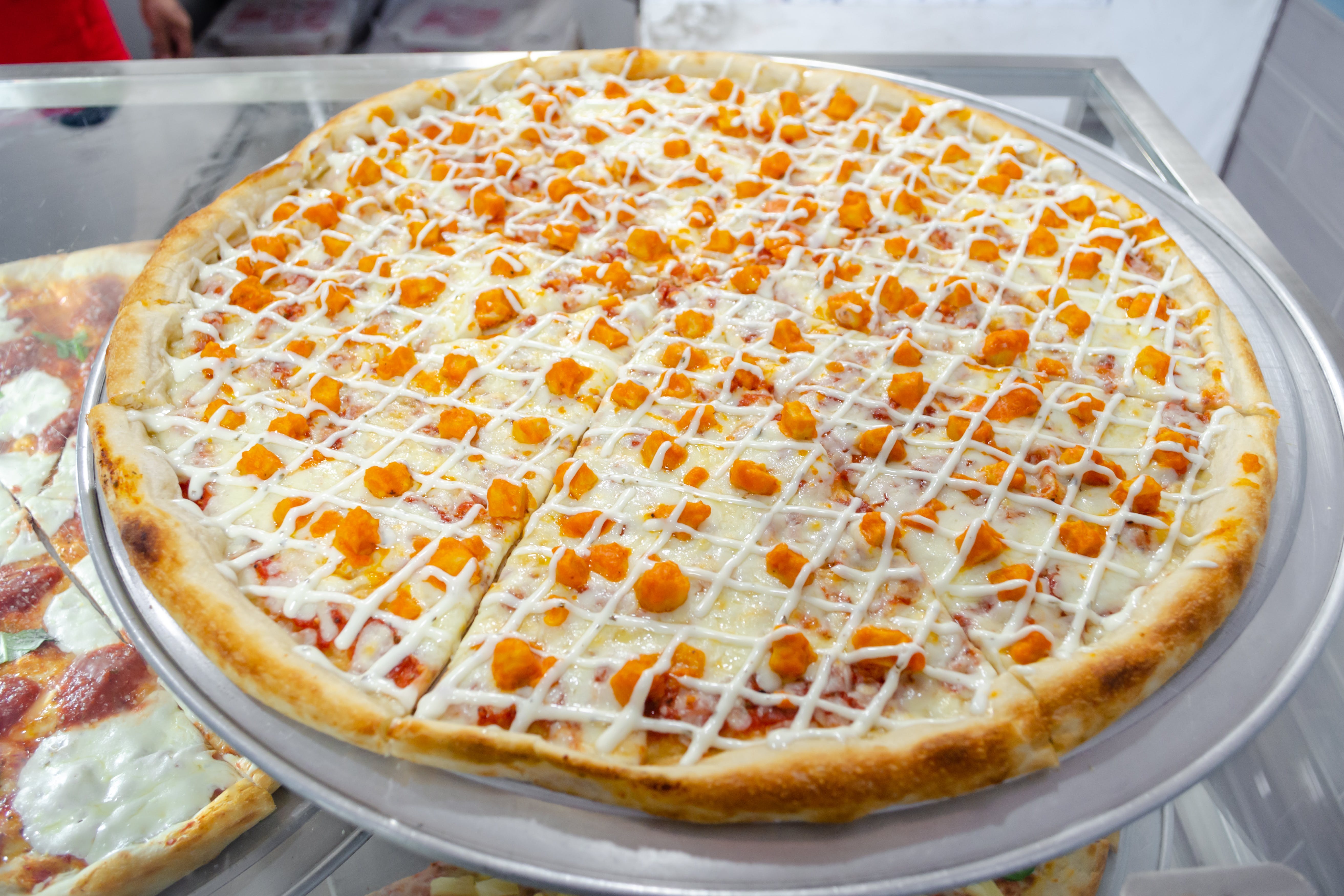 Order Buffalo Chicken Lover Pizza - 18'' food online from 99¢ Pizza & Hot Dog store, New York on bringmethat.com