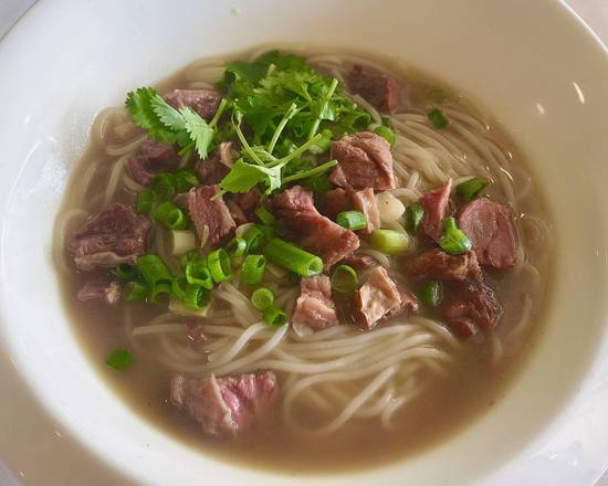 Order .1 Braised beef rice noodle soup红烧牛腩米粉 food online from Apple Green Bistro store, Cupertino on bringmethat.com