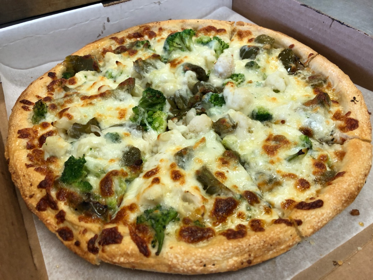 Order Veggie White Pizza food online from Cornersburg Pizza-Boardman store, Youngstown on bringmethat.com