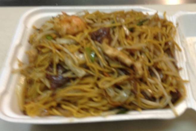 Order N1. House Special Chow Mein 本楼炒面 food online from Jade Restaurant & Lounge store, Seattle on bringmethat.com