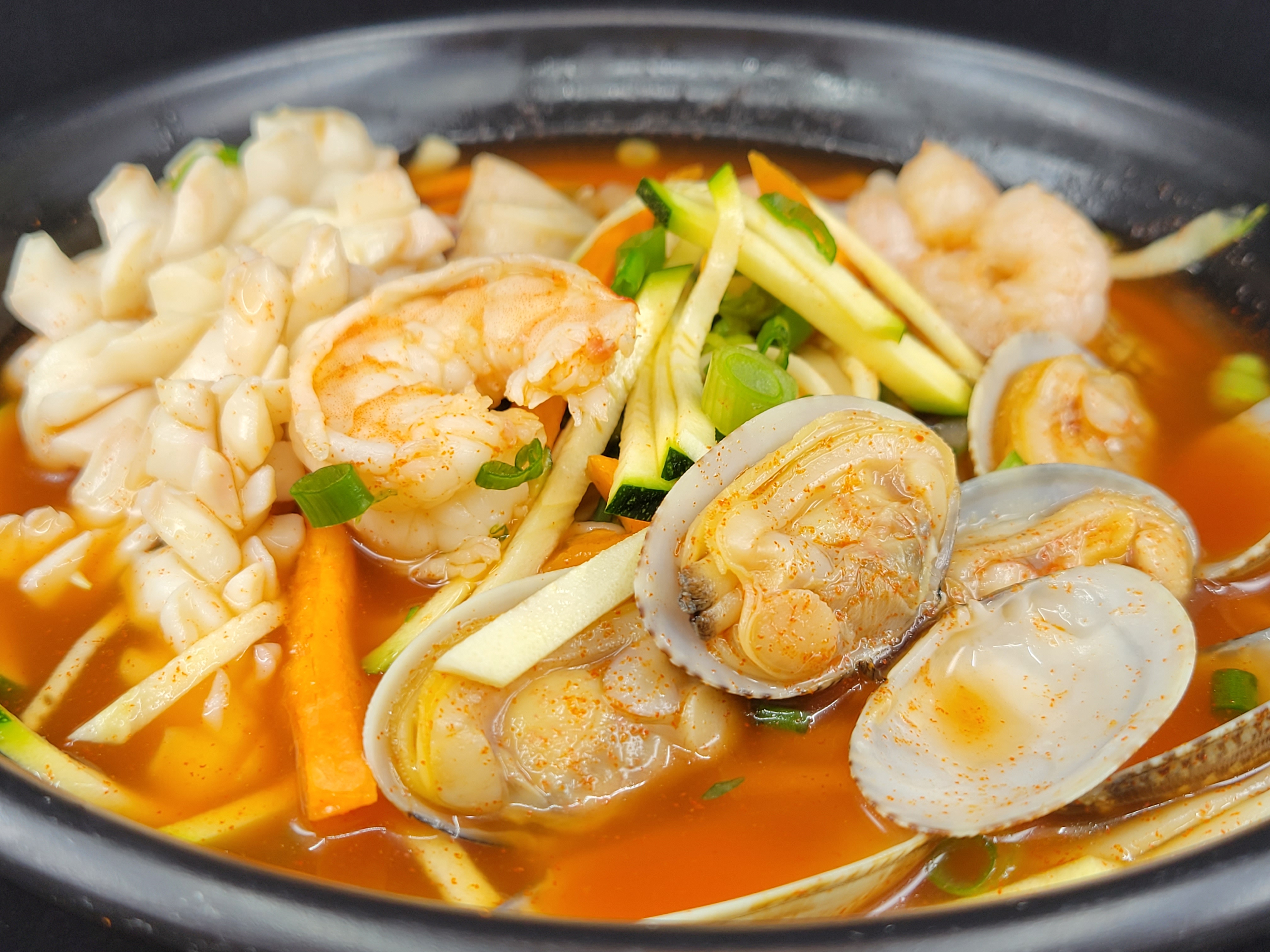 Order F22.️Spicy Seafood chopped Noodle in Soup / 해물얼큰칼국수 food online from Food Avenue store, Ridgefield on bringmethat.com