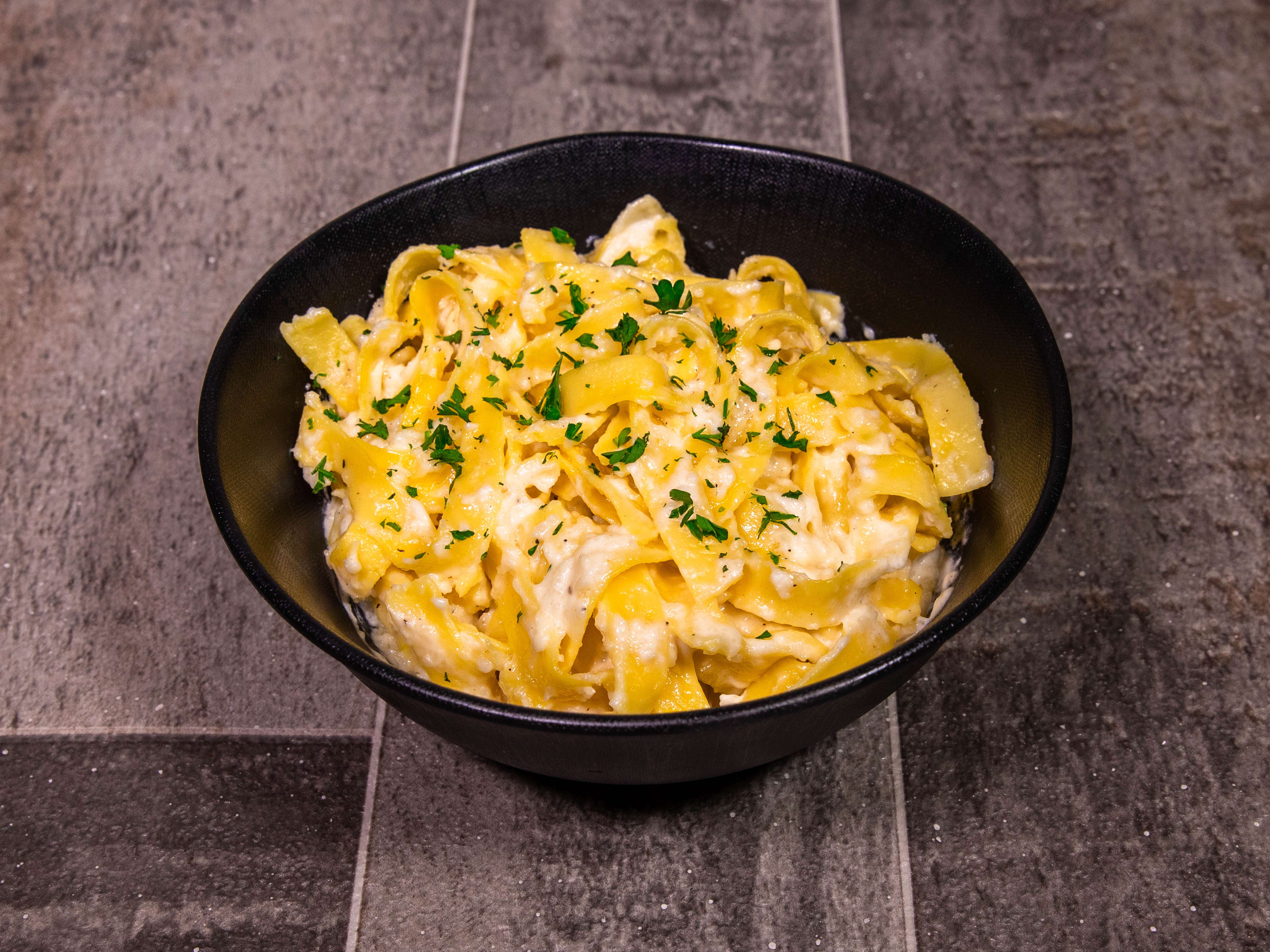 Order Fettuccini Alfredo with Chicken food online from Besa's Pizza & Pasta store, Dallas on bringmethat.com