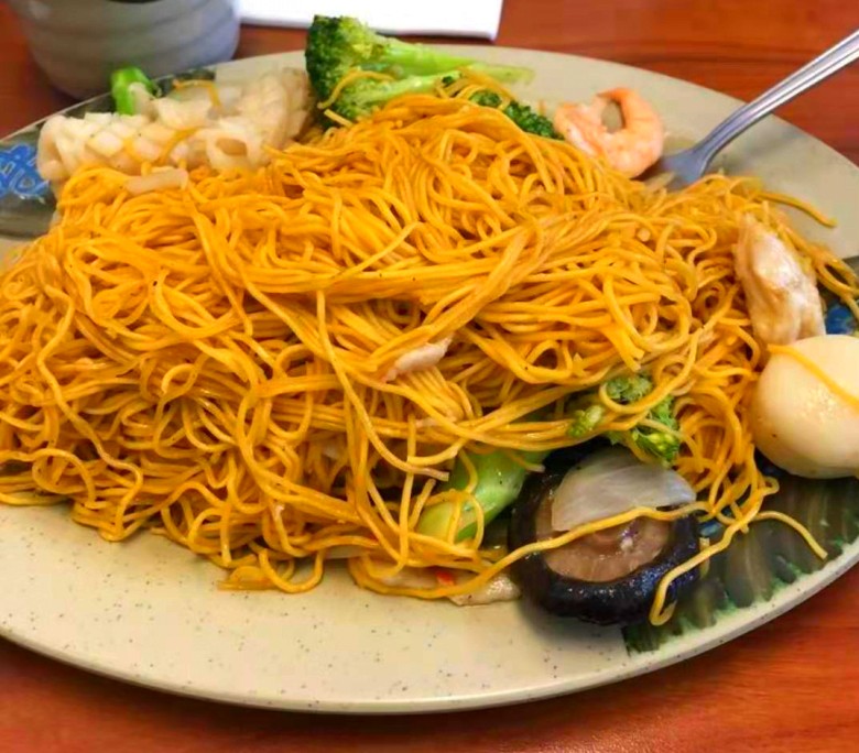 Order 40. Seafood Chow Mein(海鲜炒面) food online from New Fortune Restaurant store, San Francisco on bringmethat.com