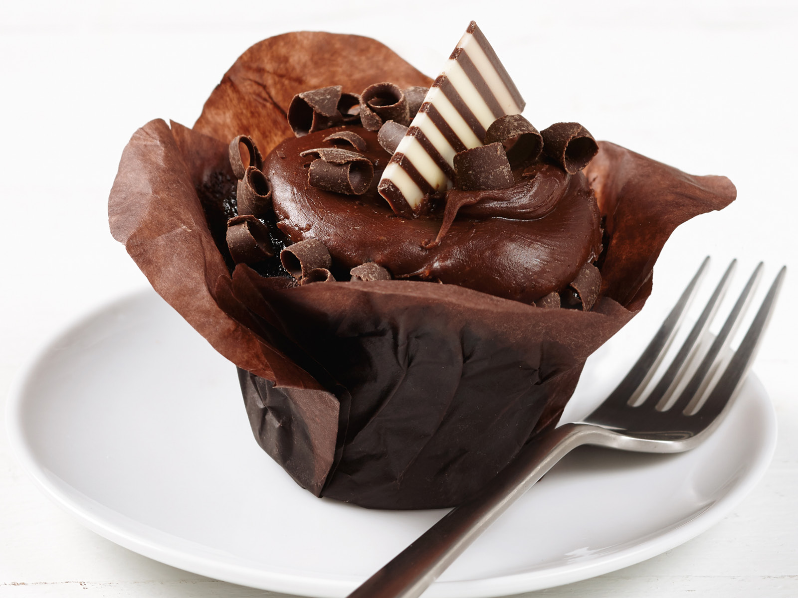 Order Chocolate Addiction Cupcake food online from Hy-Vee Mealtime store, Dubuque on bringmethat.com