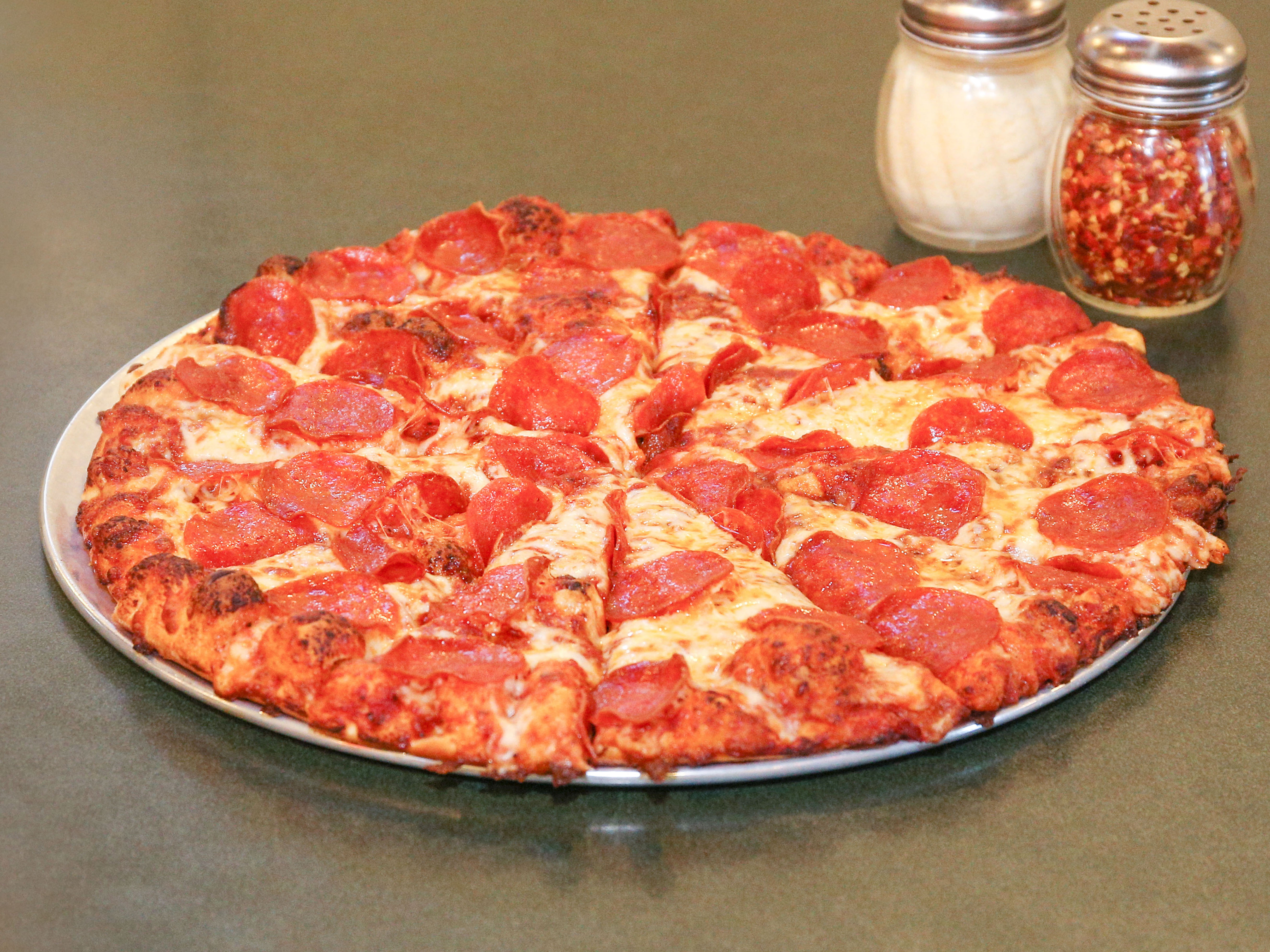 Order Maui Zaui with Pepperoni Pizza food online from Round Table Pizza store, Menlo Park on bringmethat.com