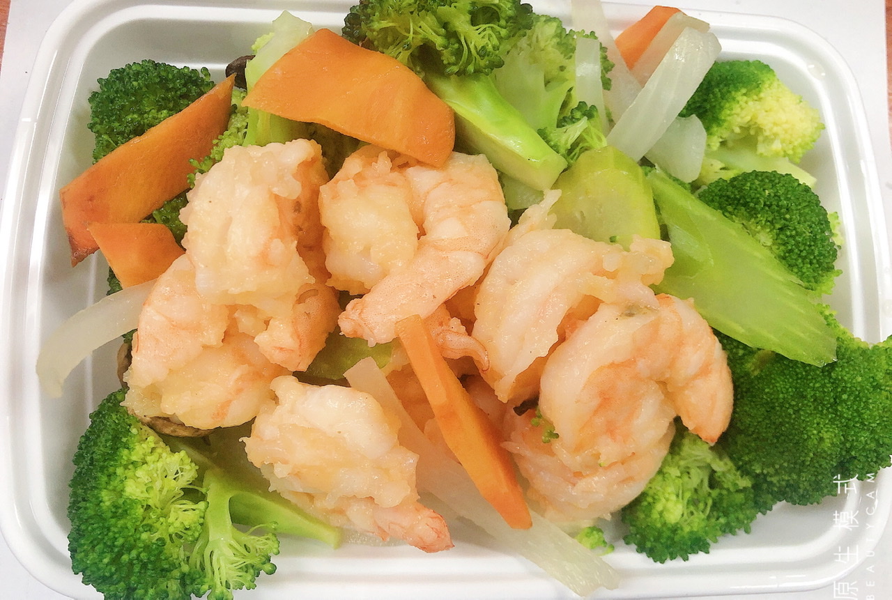 Order 90. Steamed Shrimp with Mixed Vegetables Diet 水煮杂菜虾 food online from Happy Garden Chinese Restaurant store, BRONX on bringmethat.com