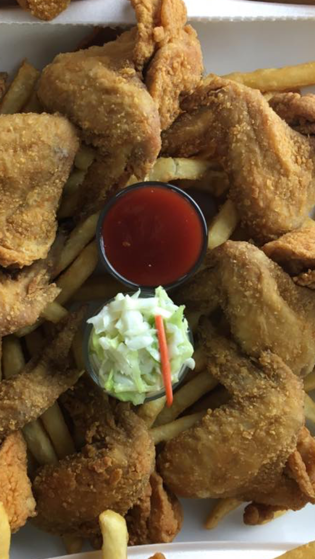 Order 10pc Wings Dinner food online from Sharks Fish & Chicken store, Chicago on bringmethat.com