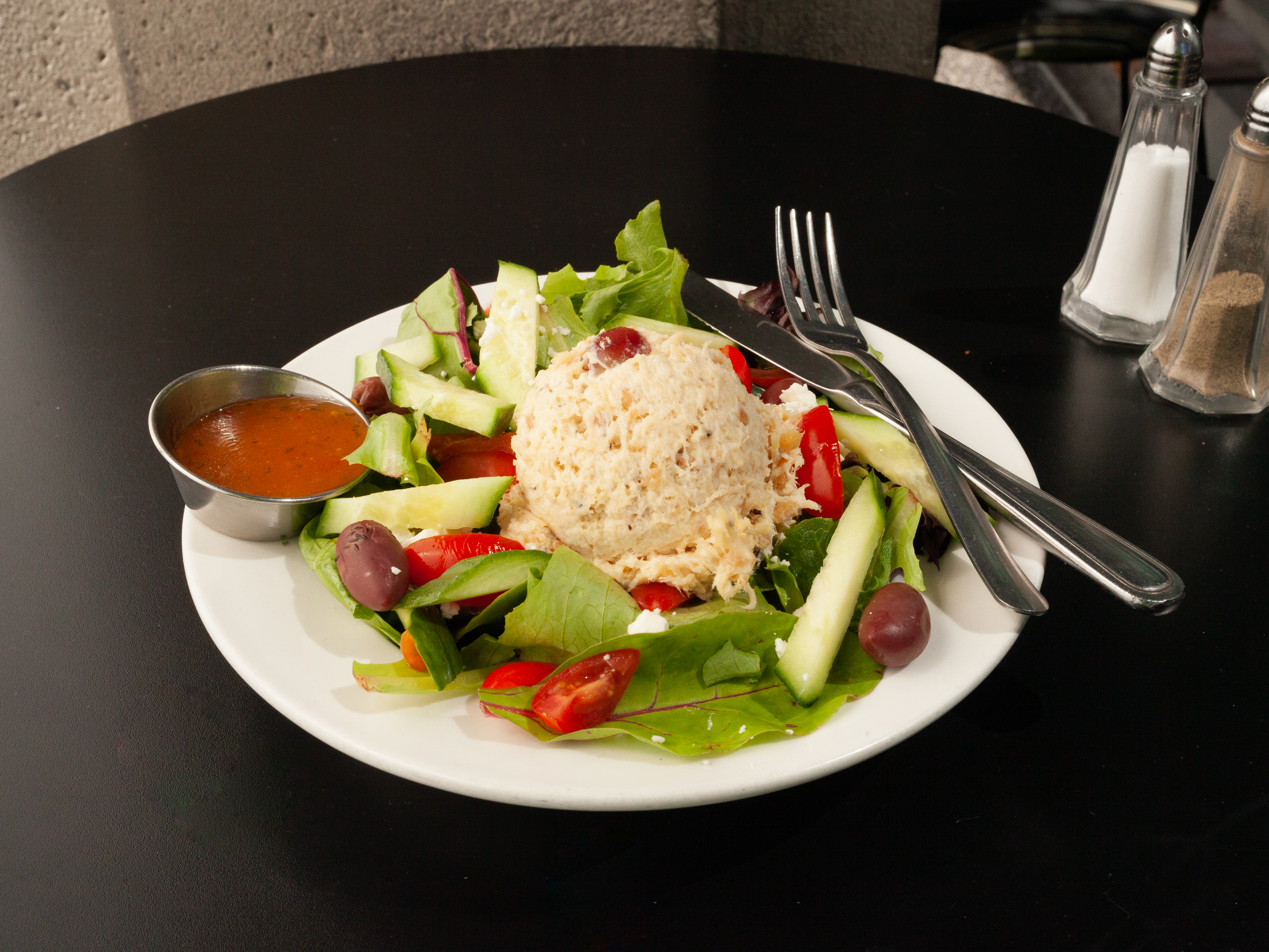 Order Greek Salad food online from Menlo Cafe store, Menlo Park on bringmethat.com