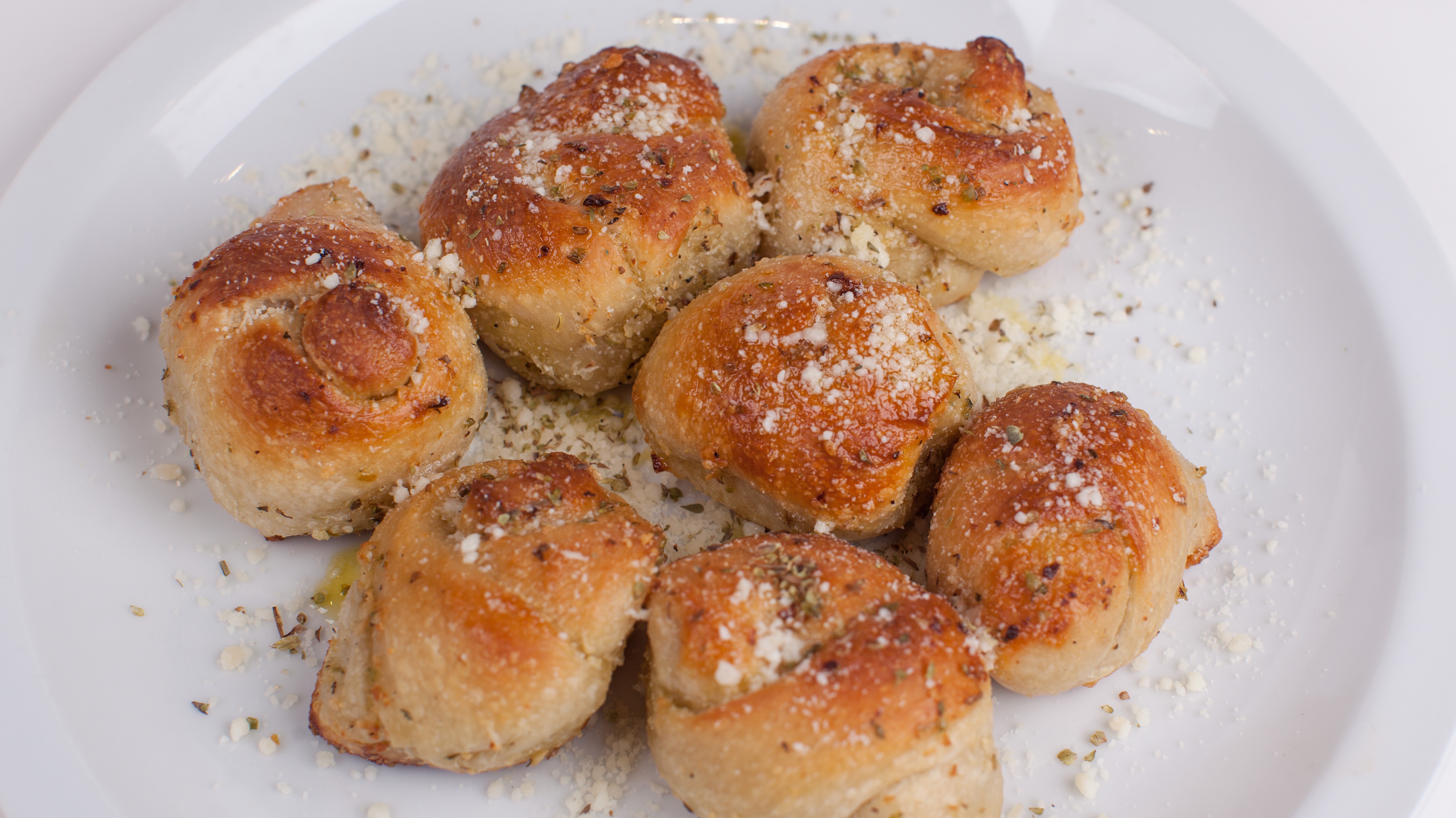 Order Garlic Knots - 6 Pieces food online from Umberto's Pizzeria store, New Hyde Park on bringmethat.com