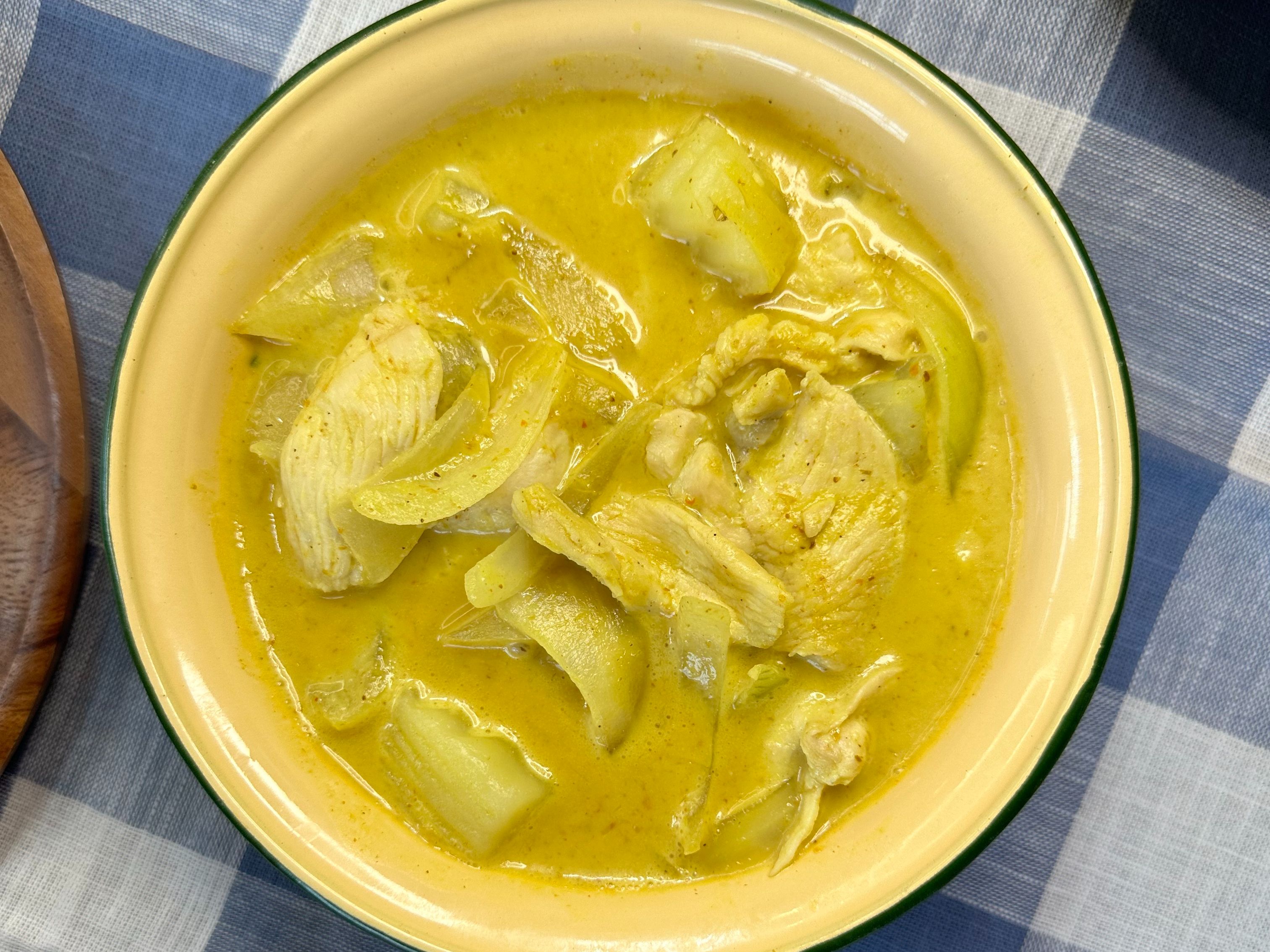Order * Yellow Curry Chicken food online from Tuk Tuk Thai Bistro store, Broomfield on bringmethat.com