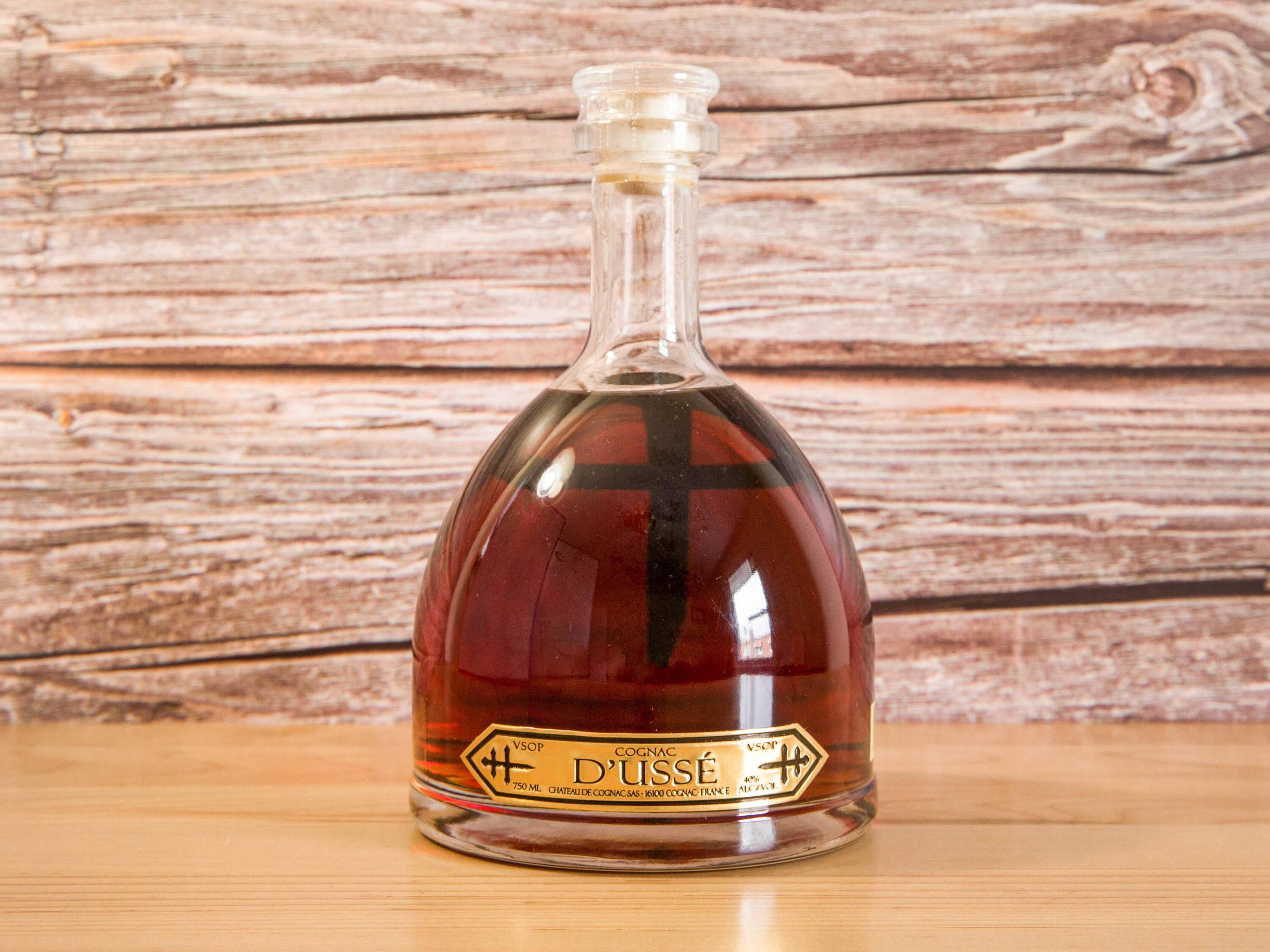 Order D’usse VSOP Cognac  food online from Taipei Fine Wine & Liquor 台北酒莊 store, NY on bringmethat.com