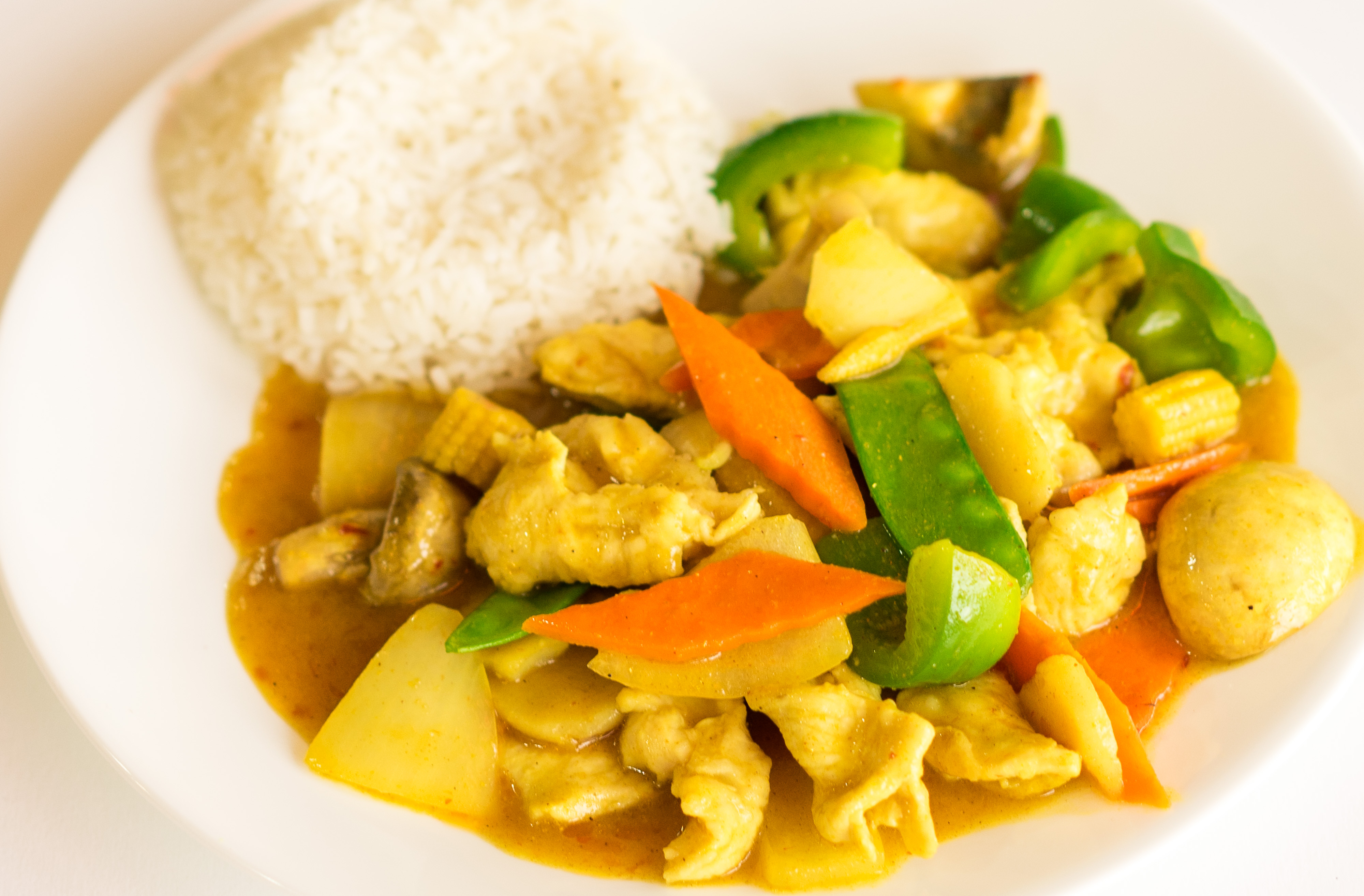 Order C7. Curry Chicken food online from New Dragon store, Atlanta on bringmethat.com