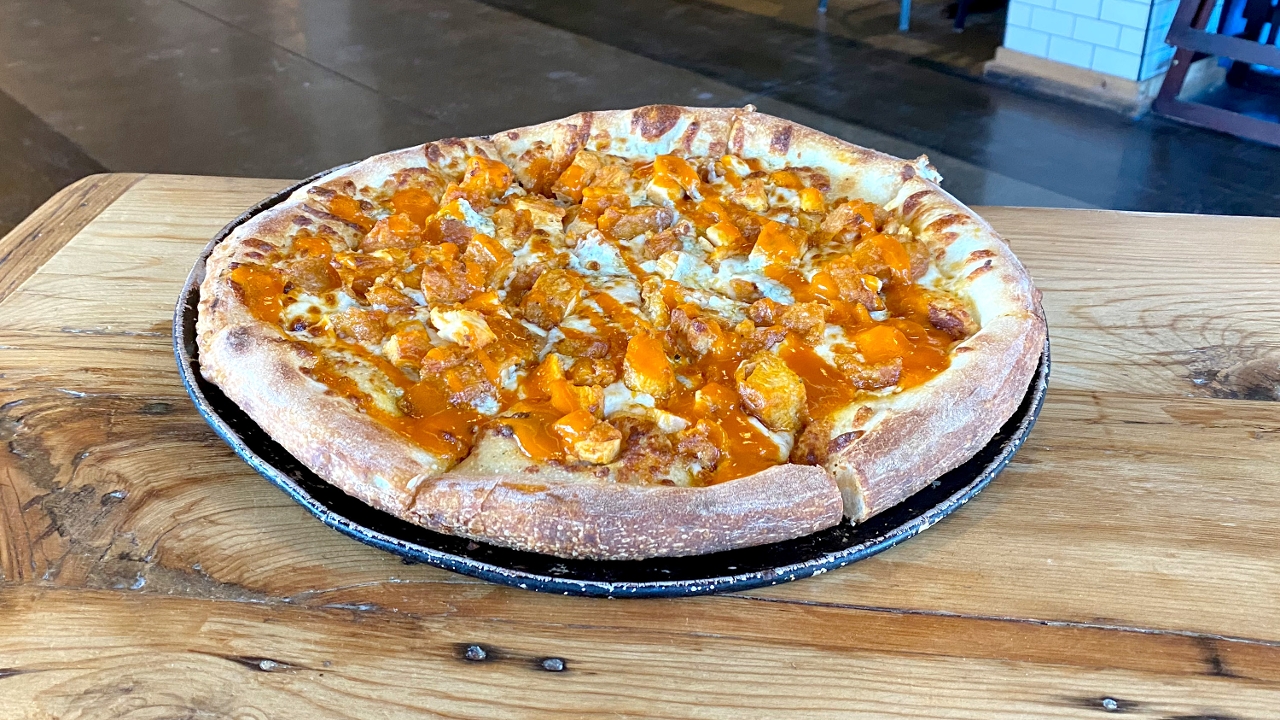 Order Buffalo Chicken Pizzza food online from Junior's Bar and Grill store, Albany on bringmethat.com