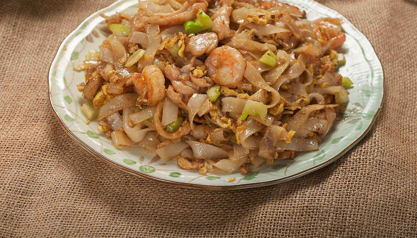 Order J14. Chiu Chow Style Fried Flat Rice Noodle with Shrimp & Chicken (潮式炒河粉) food online from Happy Harbor Cuisine store, Alhambra on bringmethat.com