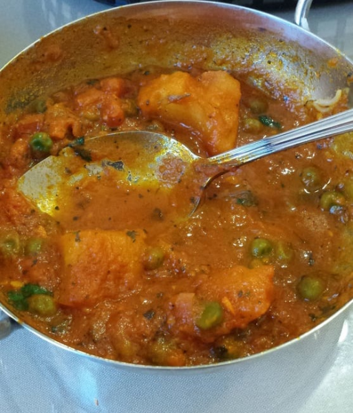 Order Aloo Matar food online from Royal Tandoor store, Santa Clarita on bringmethat.com